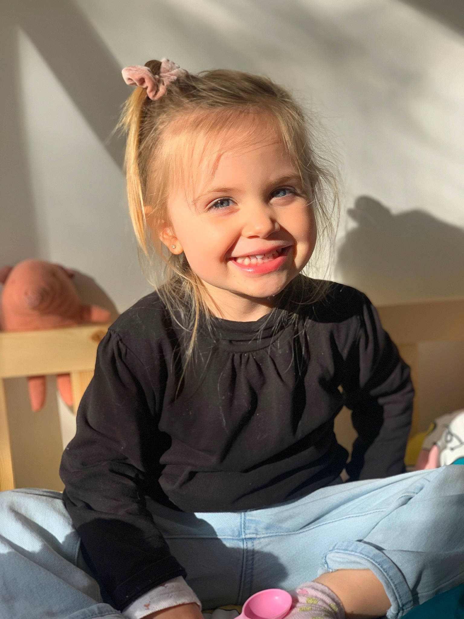 Sara a rejoint le concours — aidez-le/la à gagner de superbes lots ! baby_toddler_clothing, blond, cheek, child, comfort, event, flash_photography, fun, happy, iris, joy, knee, lap, person, pink, sitting, skin, sleeve, smile, sock