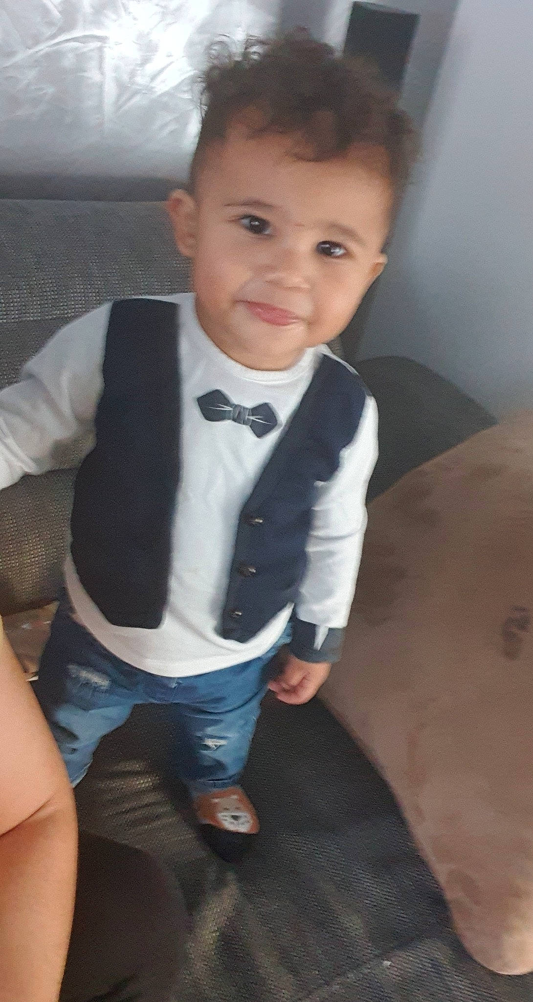Fabio participe au concours pour gagner de l'argent avec cette photo : baby_toddler_clothing, blazer, bow_tie, child, collar, dress_shirt, facial_expression, formal_wear, fun, head, joy, leg, neck, pattern, person, sitting, skin, sleeve, smile, t_shirt