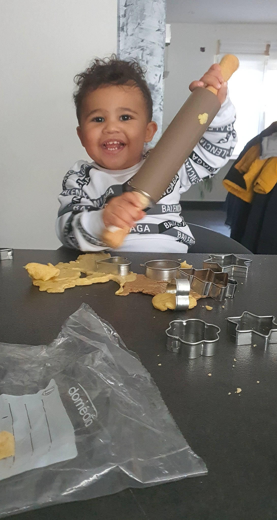 Fabio participe au concours pour gagner de l'argent avec cette photo : baby, baby_toddler_clothing, child, flash_photography, flooring, fun, gesture, happy, joy, machine, nail, pattern, person, play, room, sitting, sleeve, smile, t_shirt, thumb