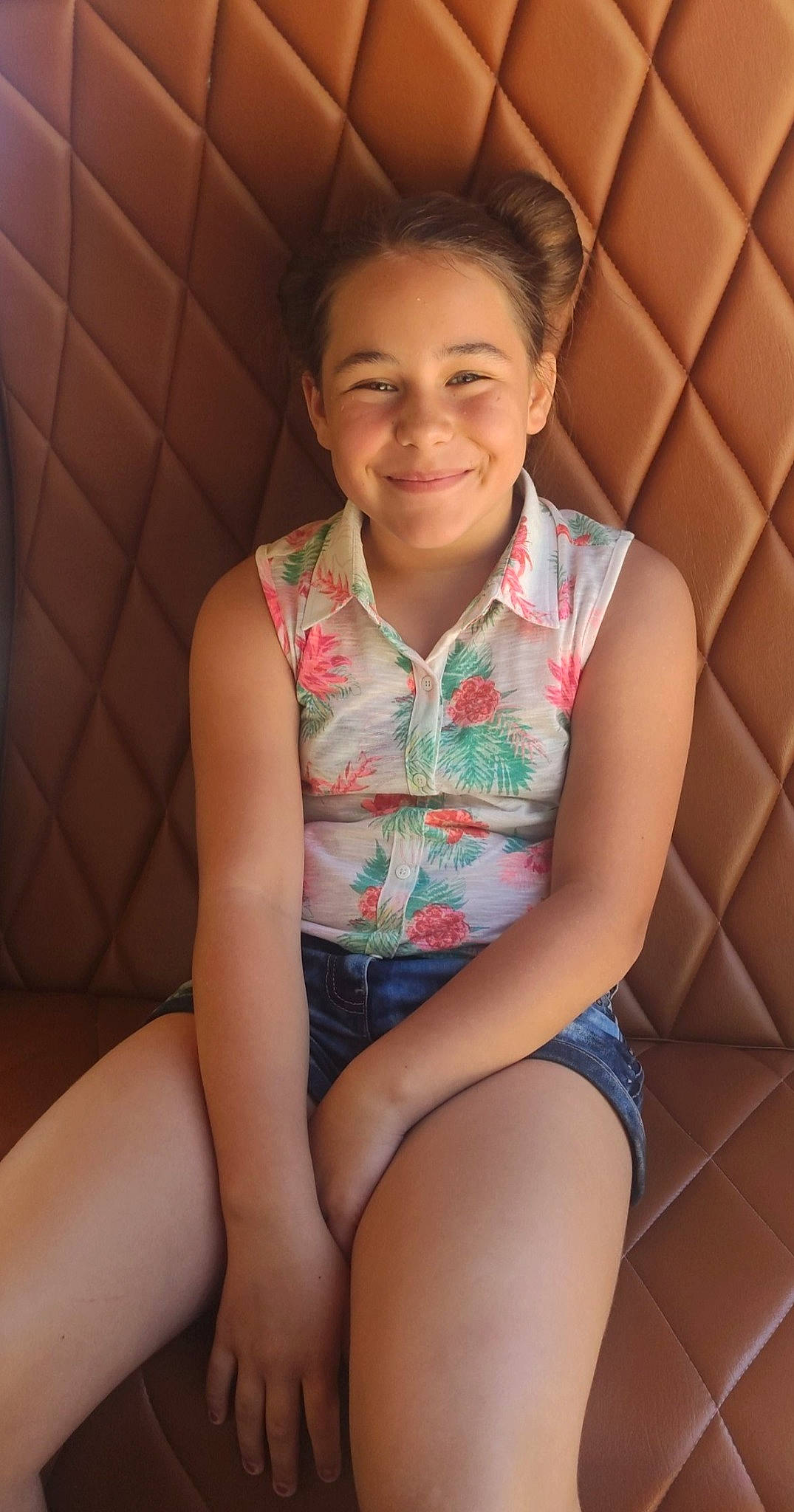 Elyne participe au concours pour gagner de l'argent avec cette photo : abdomen, child_model, human_leg, joy, leg, long_hair, person, shorts, sitting, smile, thigh, undergarment