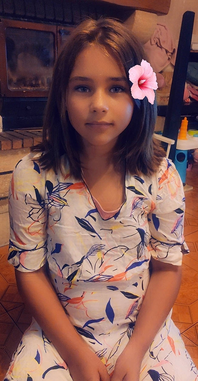 Elyne a rejoint le concours — aidez-le/la à gagner de superbes lots ! arm, beauty, black_hair, brown_hair, chest, face, flower, lip, long_hair, neck, person, plant, selfie, shoulder, t_shirt