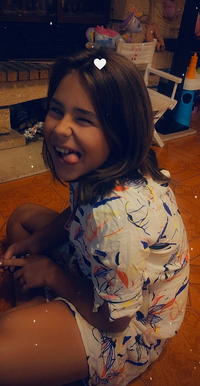 Elyne a rejoint le concours — aidez-le/la à gagner de superbes lots ! black_hair, brown_hair, cheek, chest, hair, hairstyle, joy, long_hair, mouth, neck, person, smile, trunk