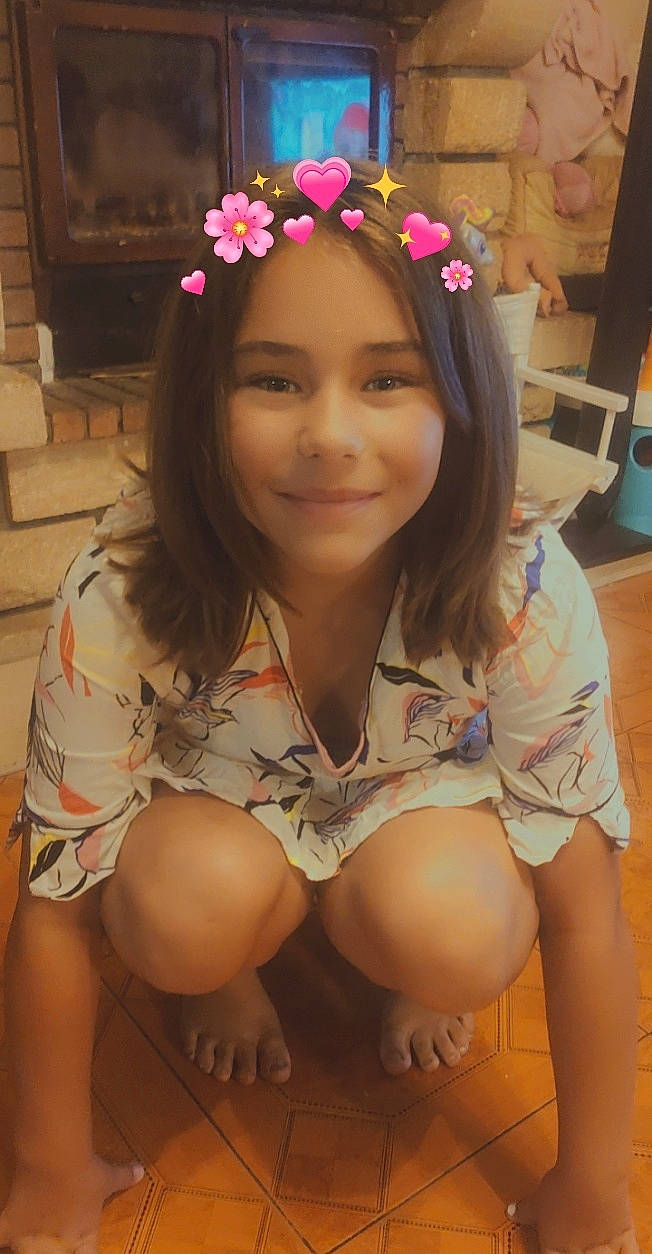 Elyne a rejoint le concours — aidez-le/la à gagner de superbes lots ! black_hair, hair_accessory, joy, leg, long_hair, mouth, person, smile, thigh, trunk