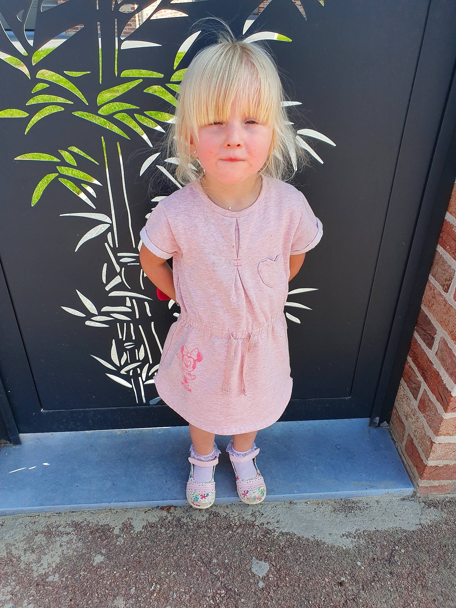 Clara participe au concours pour gagner de l'argent avec cette photo : child, cool, dress, head, person, pink, shoe, standing, t_shirt, toddler