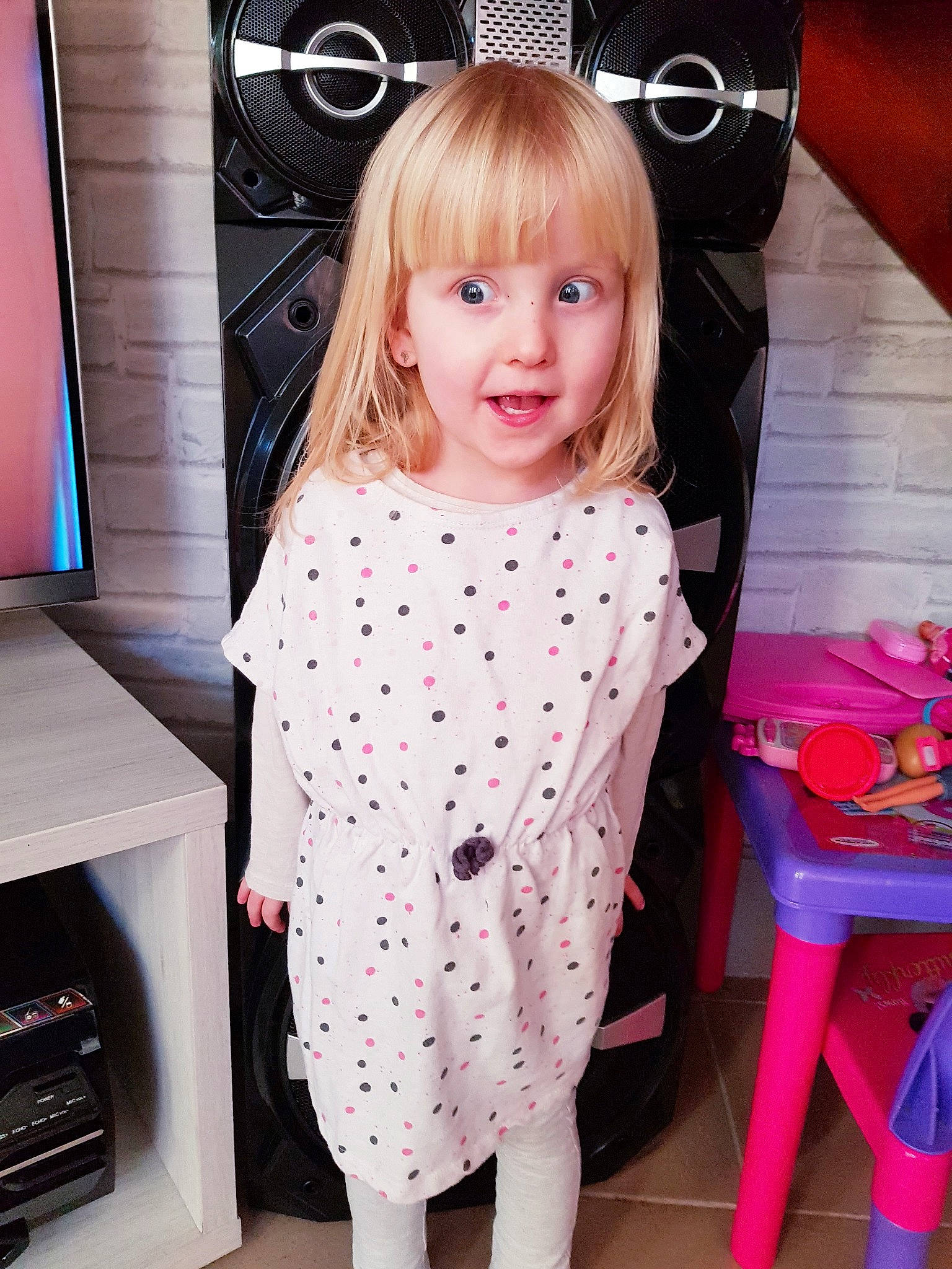 Clara a rejoint le concours — aidez-le/la à gagner de superbes lots ! baby, brown_hair, child, child_model, clothing, design, dress, face, hair, head, long_hair, outerwear, pattern, person, pink, skin, sleeve, smile, t_shirt, toddler