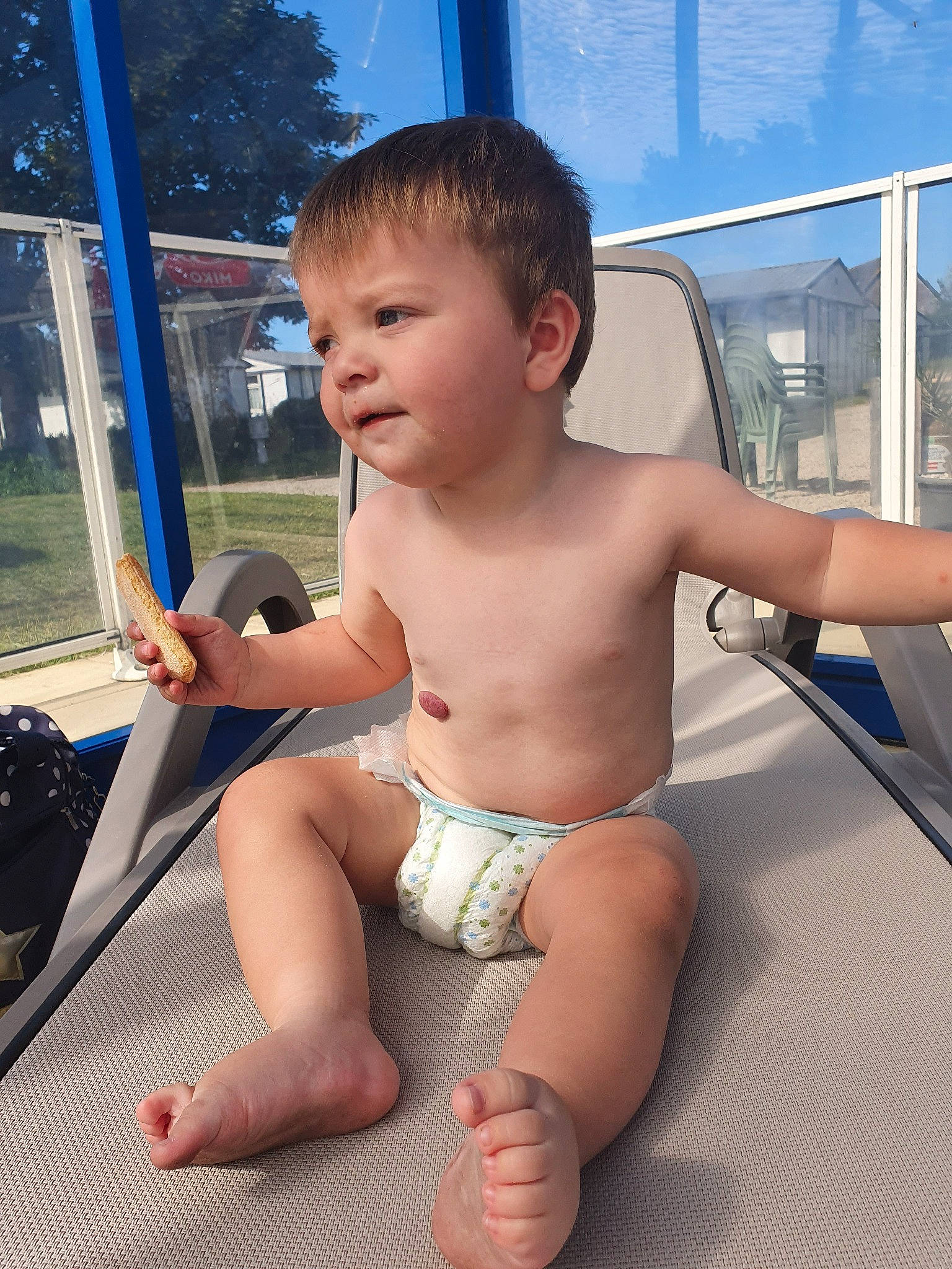 Maxence participe au concours pour gagner de l'argent avec cette photo : abdomen, baby, barechested, barefoot, chest, child, leg, leisure, person, summer, toddler, trunk, vacation