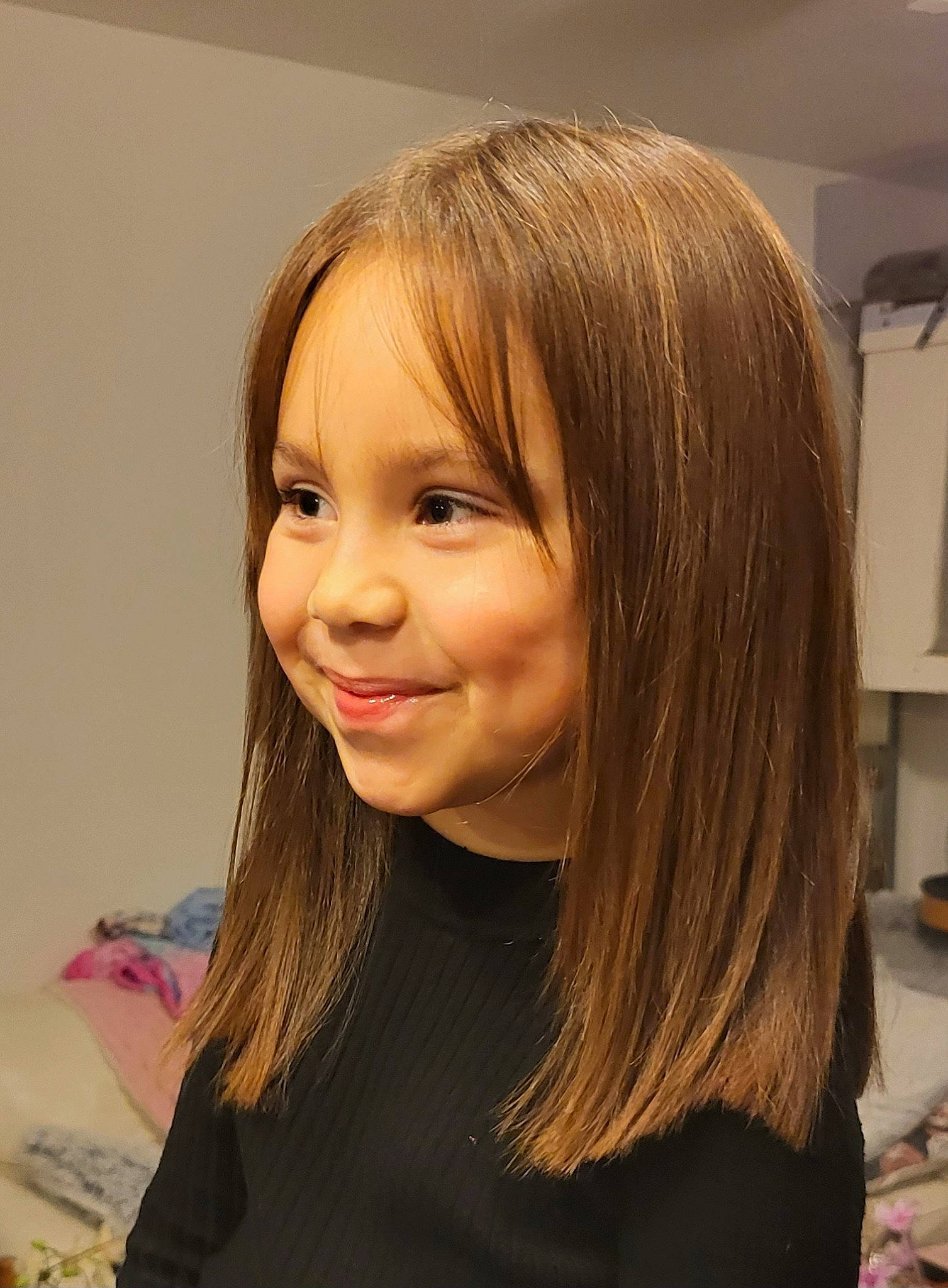 Milena participe au concours pour gagner de l'argent avec cette photo : bangs, brown_hair, cheek, child, eyebrow, eyelash, feathered_hair, hair_care, hair_coloring, happy, hime_cut, iris, jaw, joy, laugh, layered_hair, long_hair, makeover, person, shelf