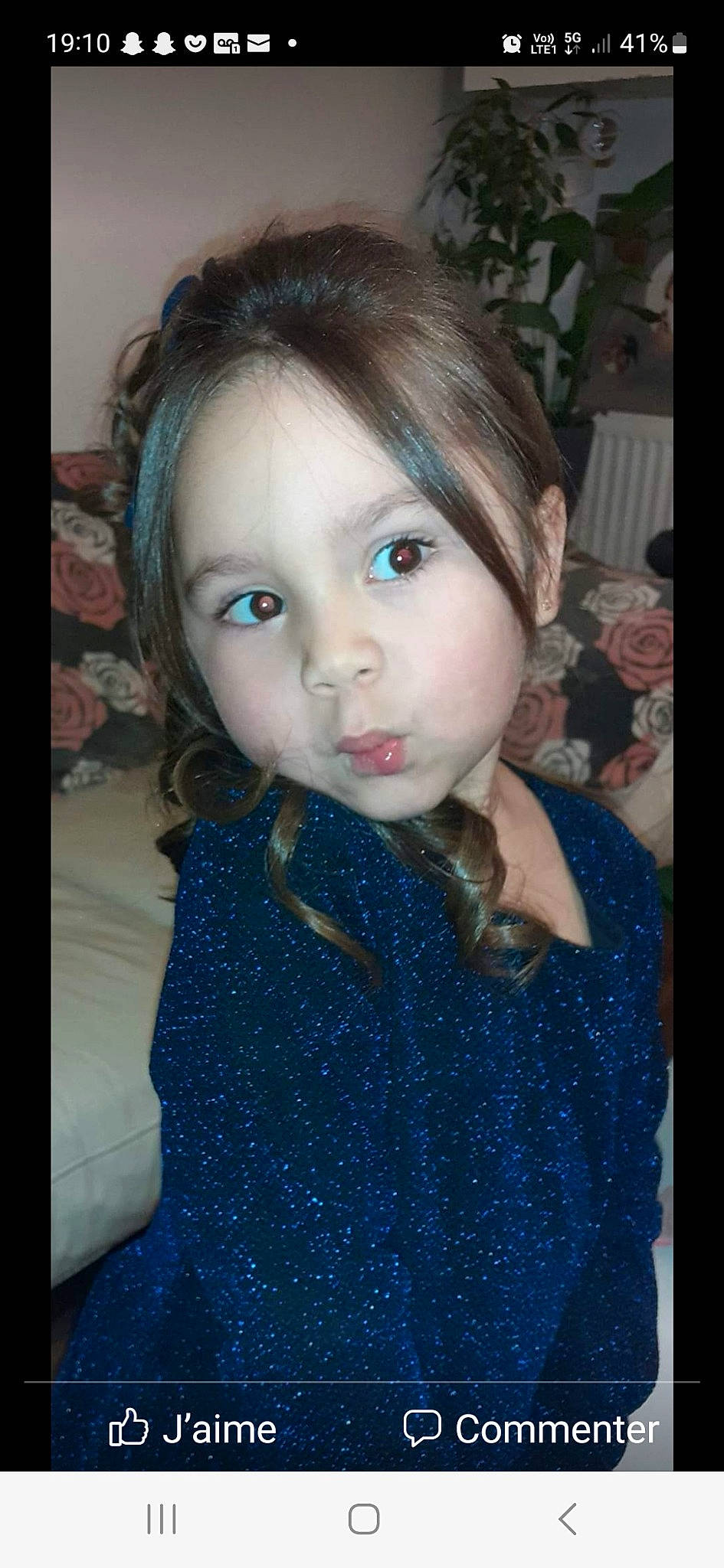 Milena a rejoint le concours — aidez-le/la à gagner de superbes lots ! bangs, black_hair, blond, cheek, child, cool, ear, electric_blue, eyebrow, eyelash, flash_photography, iris, jaw, lip, long_hair, nose, pattern, person, skin, sleeve