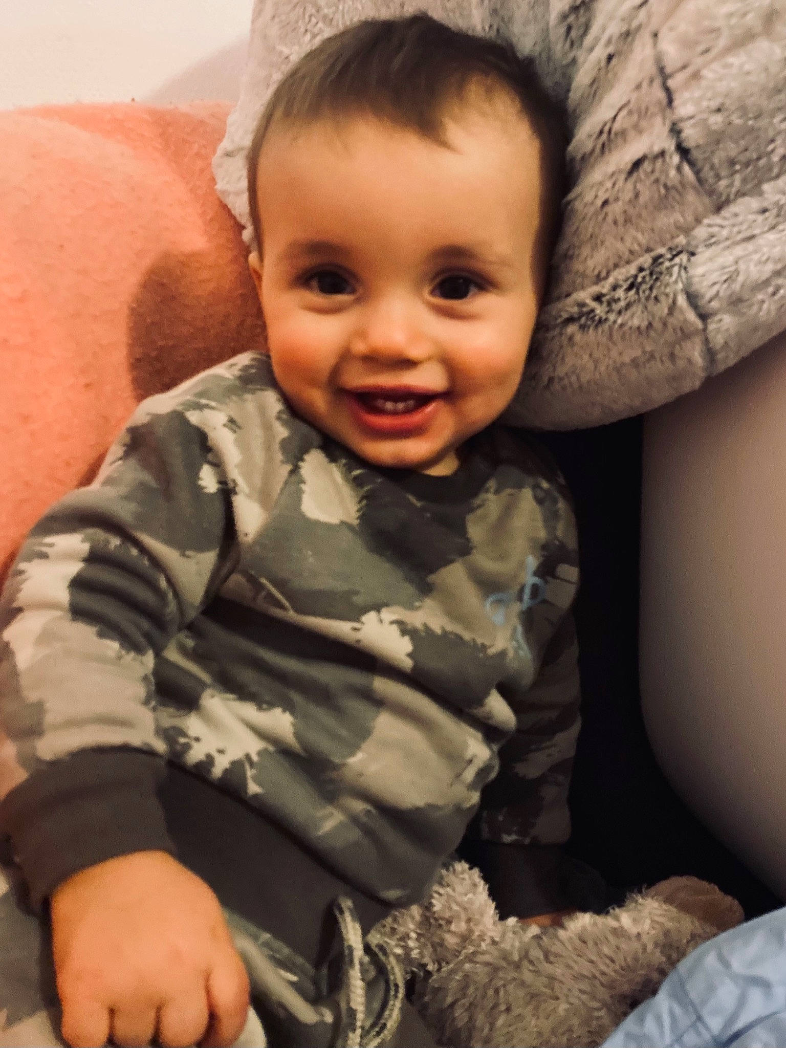 Ilyes a rejoint le concours — aidez-le/la à gagner de superbes lots ! arm, cheek, chin, comfort, eye, eyebrow, face, facial_expression, flash_photography, head, human, human_body, iris, joy, lip, mouth, nose, organ, person, skin