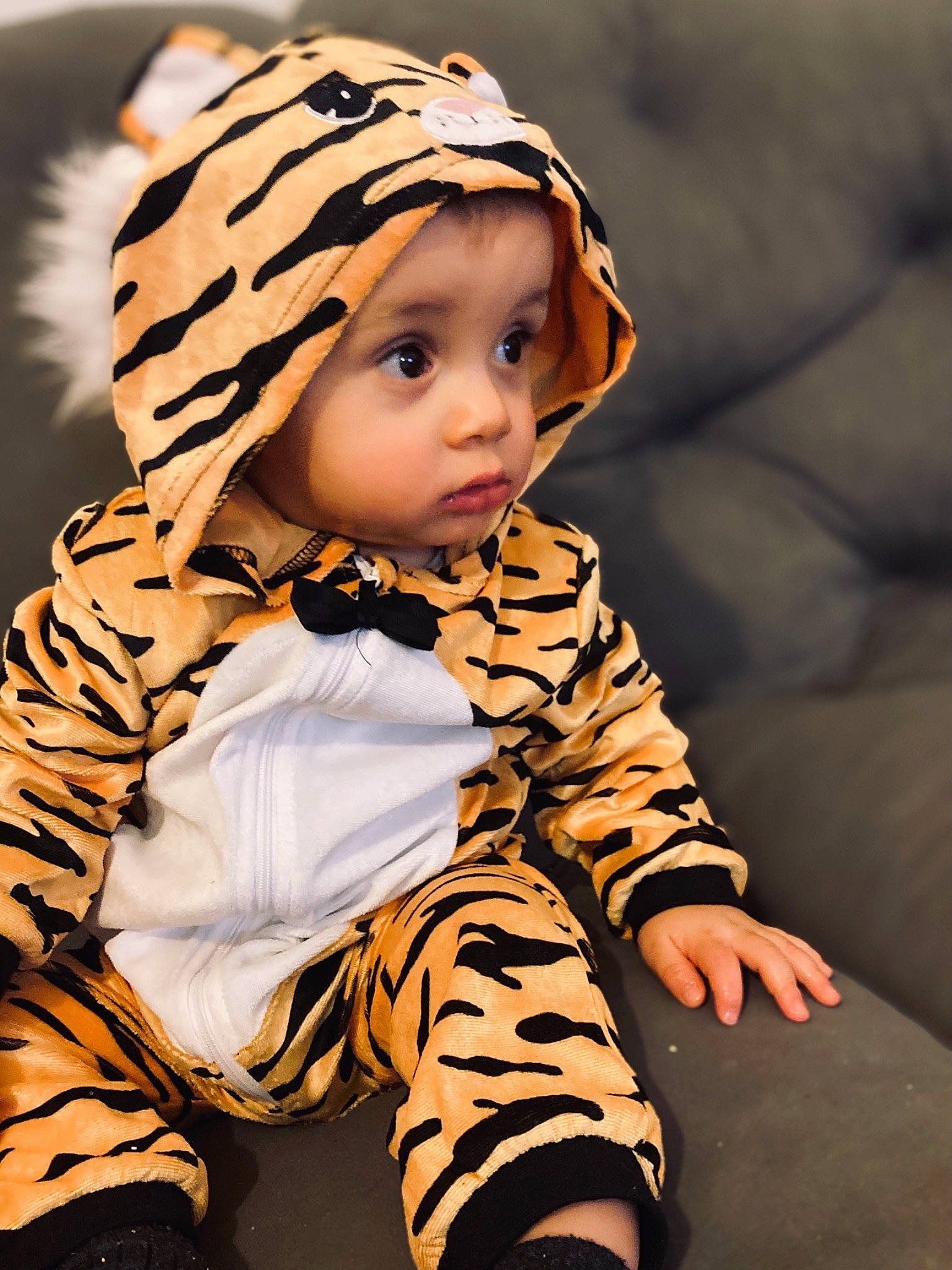 Ilyes a rejoint le concours — aidez-le/la à gagner de superbes lots ! baby, baby_toddler_clothing, beanie, cap, cheek, child, cool, fashion_accessory, fashion_design, flooring, fur, headwear, pattern, person, photo_shoot, portrait_photography, sitting, sleeve, street_fashion, toddler