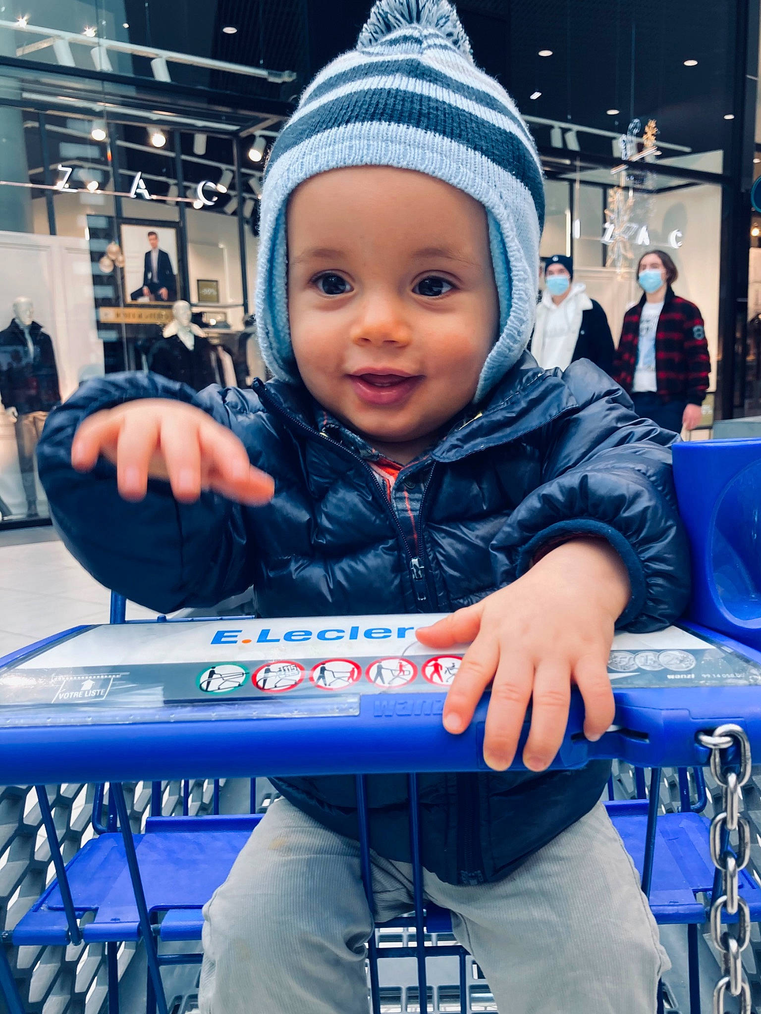Ilyes participe au concours pour gagner de l'argent avec cette photo : baby, beanie, blue, blurred, cap, child, city, electric_blue, fun, happy, headwear, knit_cap, leisure, person, personal_protective_equipment, product, recreation, sitting, smile, standing