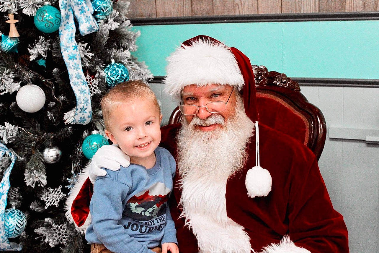 Kingston joined the competition — help win amazing prizes! beard, christmas, christmas_decoration, christmas_eve, christmas_ornament, christmas_tree, event, facial_hair, fictional_character, fun, fur, happy, hat, headwear, holiday, joy, lap, person, santa_claus, smile