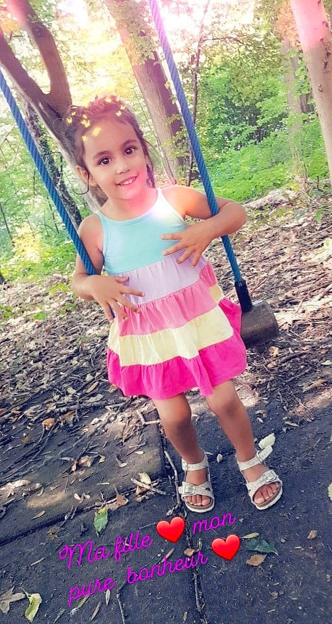 Sorayaa a rejoint le concours — aidez-le/la à gagner de superbes lots ! child, electric_blue, fun, grass, happy, joy, leisure, magenta, outdoor_play_equipment, people_in_nature, person, pink, plant, purple, recreation, smile, spring, summer, swing, toddler