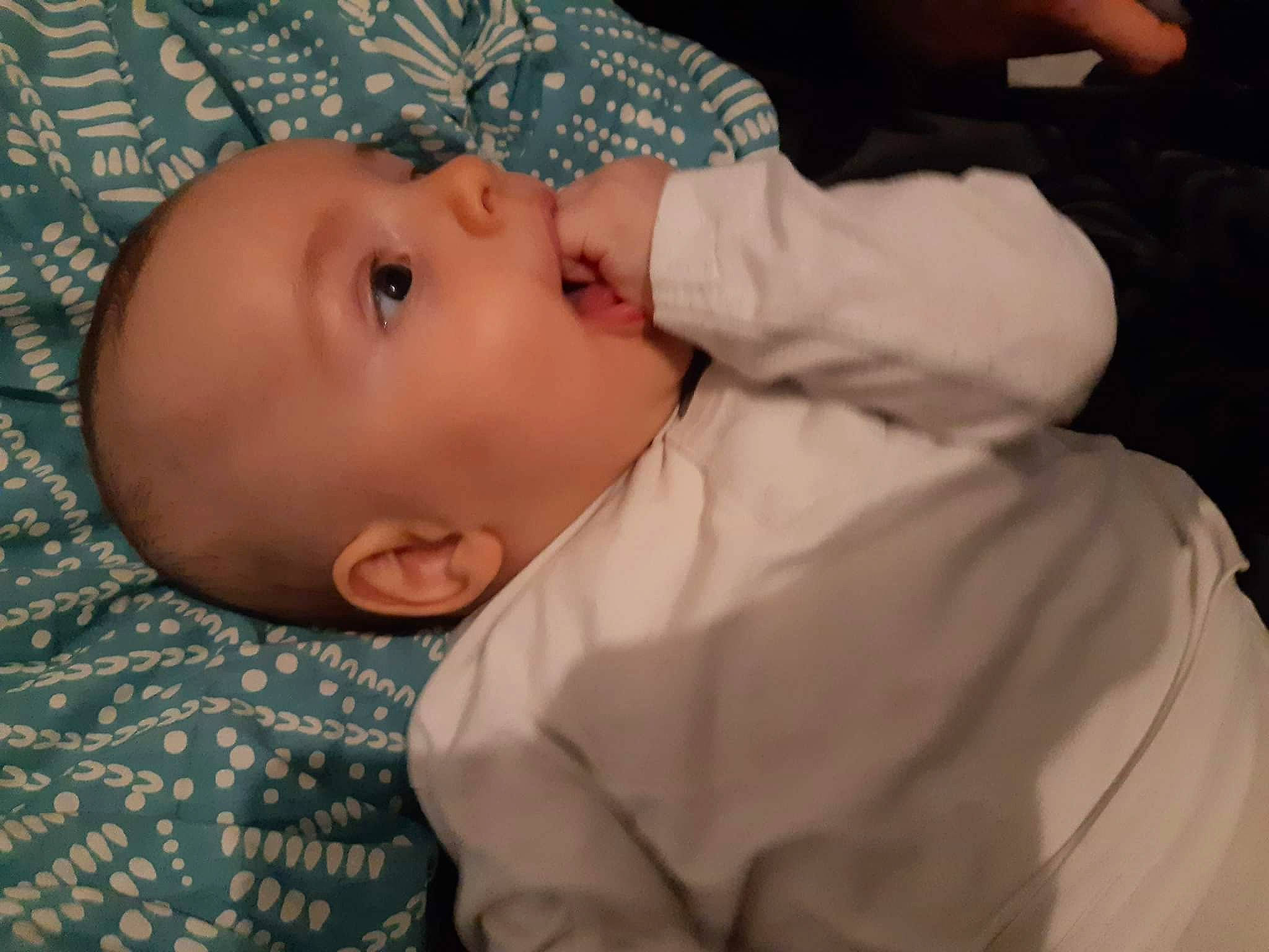 Saïf-eddine a rejoint le concours — aidez-le/la à gagner de superbes lots ! baby, baby_toddler_clothing, cheek, child, comfort, eyelash, face, iris, lip, nose, pattern, person, skin, sleeve, toddler