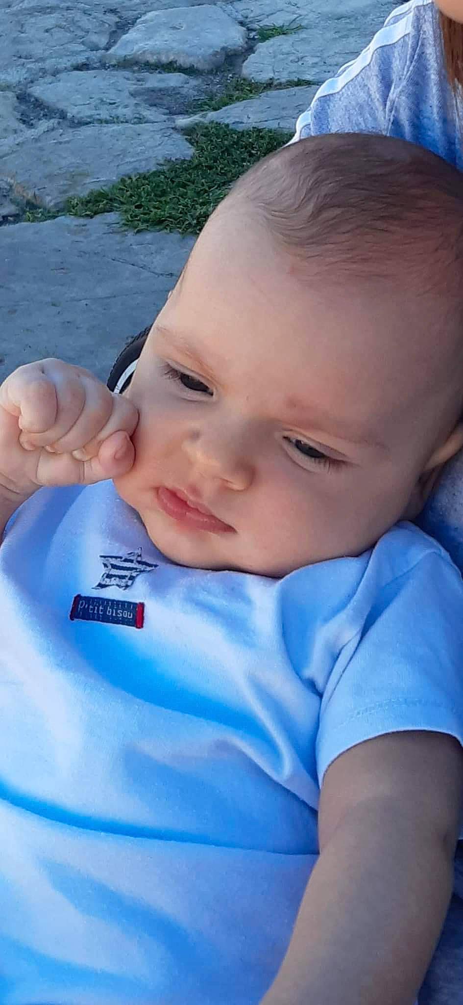 Saïf-eddine a rejoint le concours — aidez-le/la à gagner de superbes lots ! azure, baby, baby_toddler_clothing, beauty, blue, cheek, child, eyebrow, eyelash, gesture, happy, iris, lip, muscle, nose, person, skin, sleeve, smile, toddler