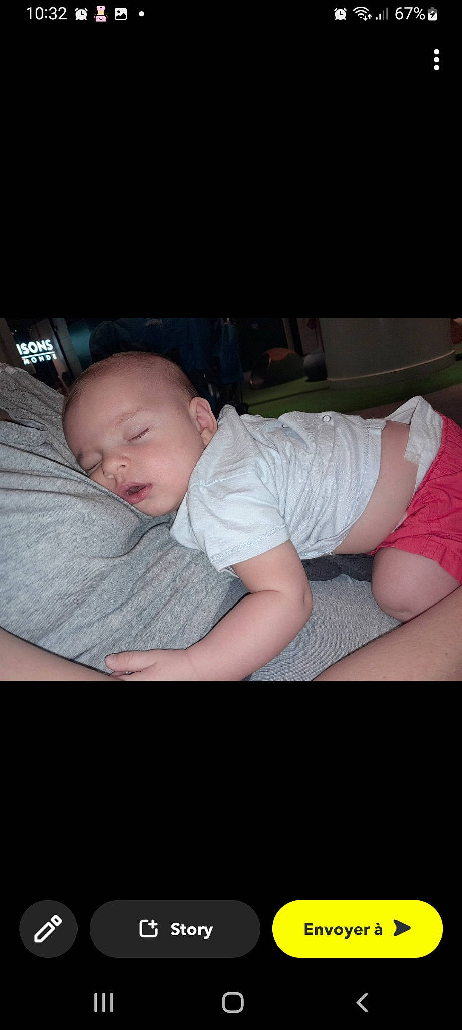 Saïf-eddine a rejoint le concours — aidez-le/la à gagner de superbes lots ! baby, baby_products, baby_toddler_clothing, cheek, child, comfort, elbow, finger, flash_photography, human_leg, lap, pattern, person, shorts, sitting, skin, sleeve, sock, t_shirt, thigh