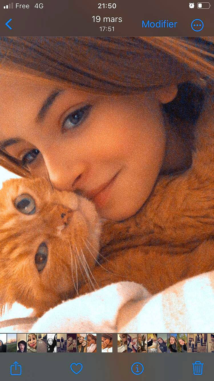 Jade a rejoint le concours — aidez-le/la à gagner de superbes lots ! brown_hair, child, companion_dog, eye, fawn, felidae, fun, fur, gesture, happy, hat, headwear, joy, mouth, nose, person, photo_caption, selfie, small_to_medium_sized_cats, smile