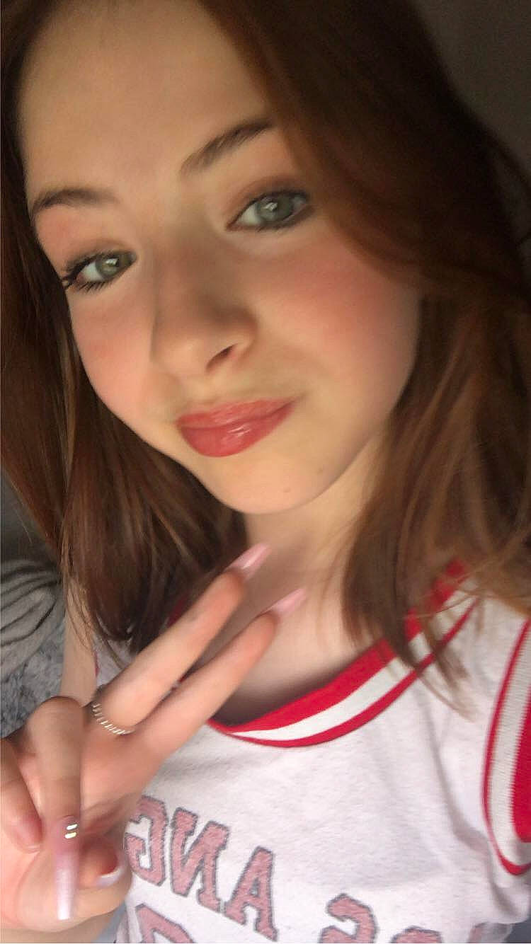 Jade a rejoint le concours — aidez-le/la à gagner de superbes lots ! black_hair, cheek, eye, eyebrow, eyelash, face, flash_photography, gesture, human_leg, jaw, layered_hair, lip, lipstick, long_hair, makeover, mouth, nose, person, skin, smile