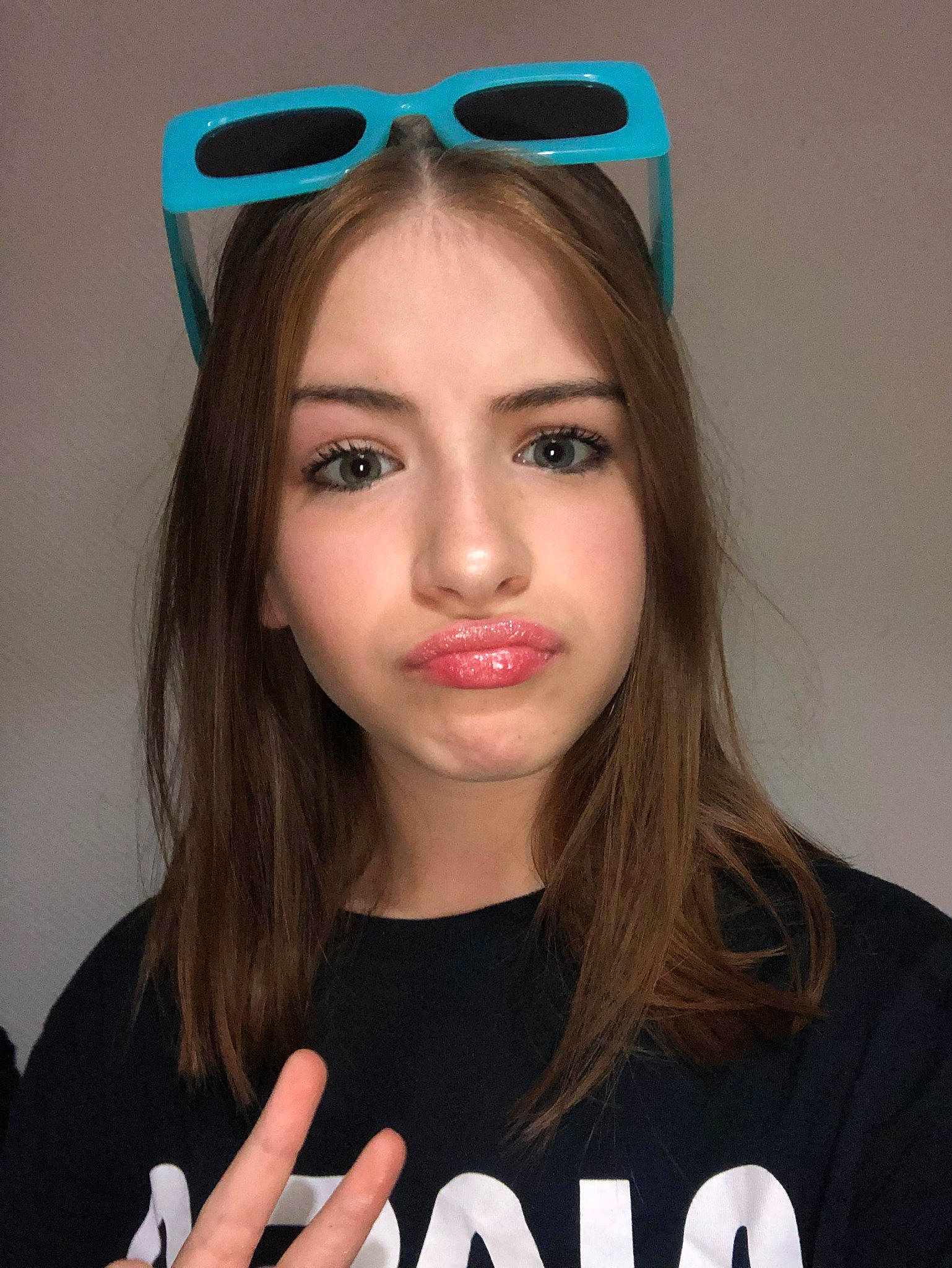 Jade participe au concours pour gagner de l'argent avec cette photo : chin, cool, eye_glass_accessory, eyebrow, eyelash, eyewear, flash_photography, gesture, goggles, hairstyle, jaw, lip, lipstick, material_property, mouth, organ, person, photograph, sunglasses, vision_care