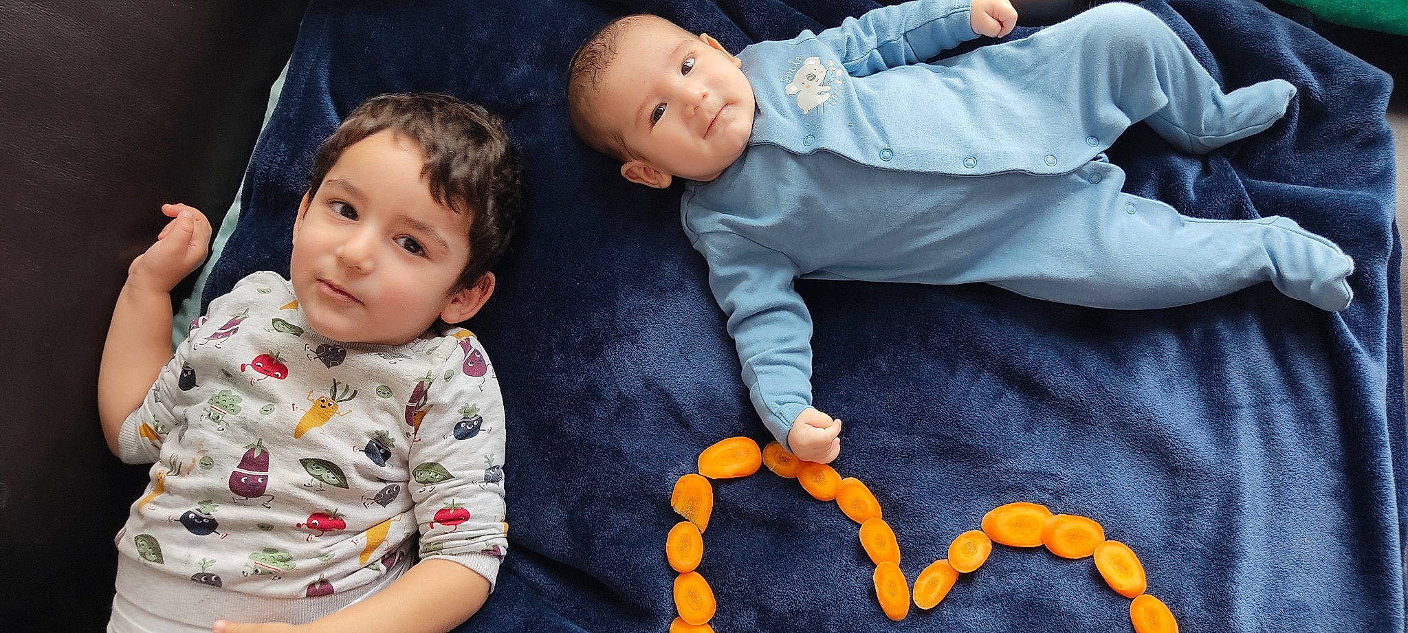Yliam participe au concours pour gagner de l'argent avec cette photo : baby_toddler_clothing, black, blue, cheek, clothing, eye, face, gesture, happy, head, nose, orange, organ, person, photograph, skin, sleeve, smile, textile, white