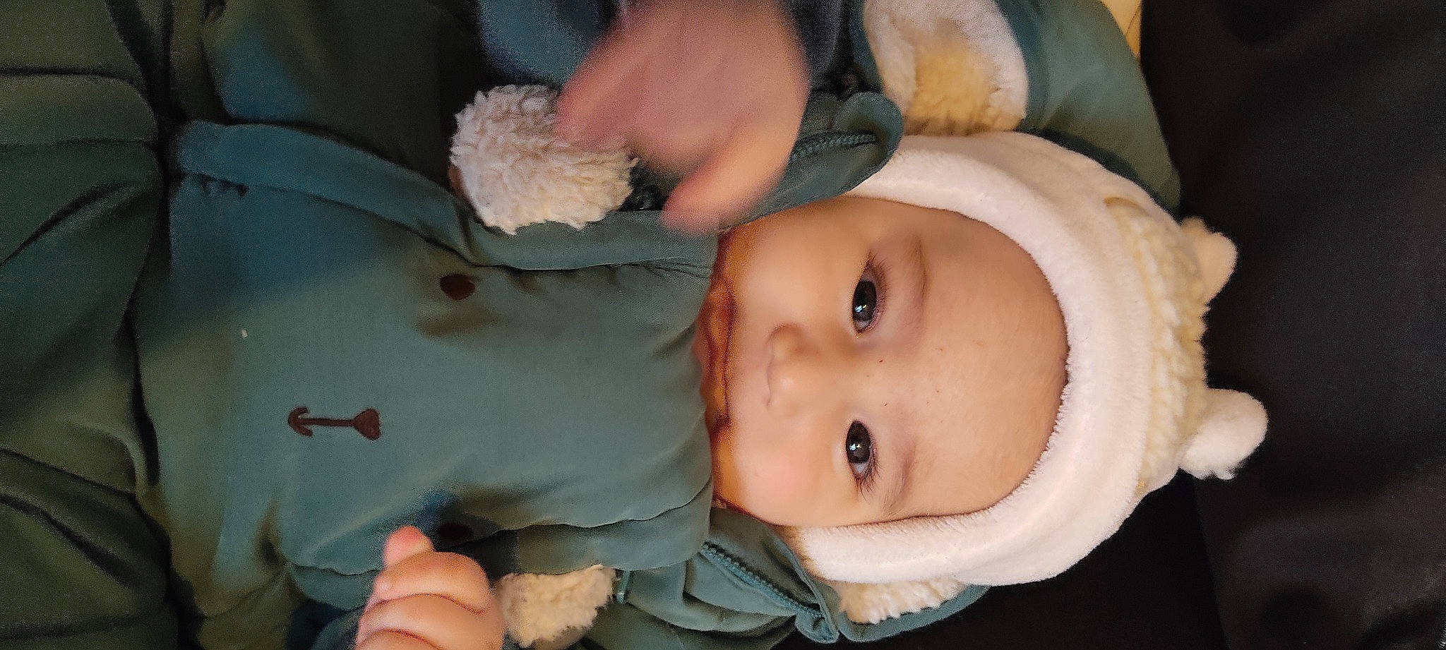 Kyliane-ali a rejoint le concours — aidez-le/la à gagner de superbes lots ! baby, baby_toddler_clothing, cheek, eye, eyelash, finger, gesture, hair, hand, happy, headgear, headwear, iris, lip, mouth, nail, nose, person, skin, textile