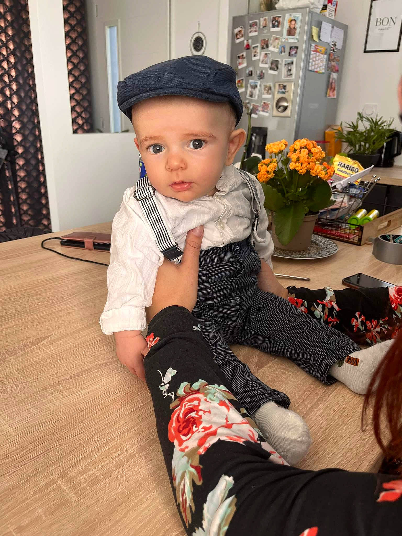Nesta a rejoint le concours — aidez-le/la à gagner de superbes lots ! baby, baby_toddler_clothing, cap, child, comfort, flooring, fun, happy, hat, headwear, houseplant, human_leg, knee, pattern, person, picture_frame, plant, sleeve, sock, thigh