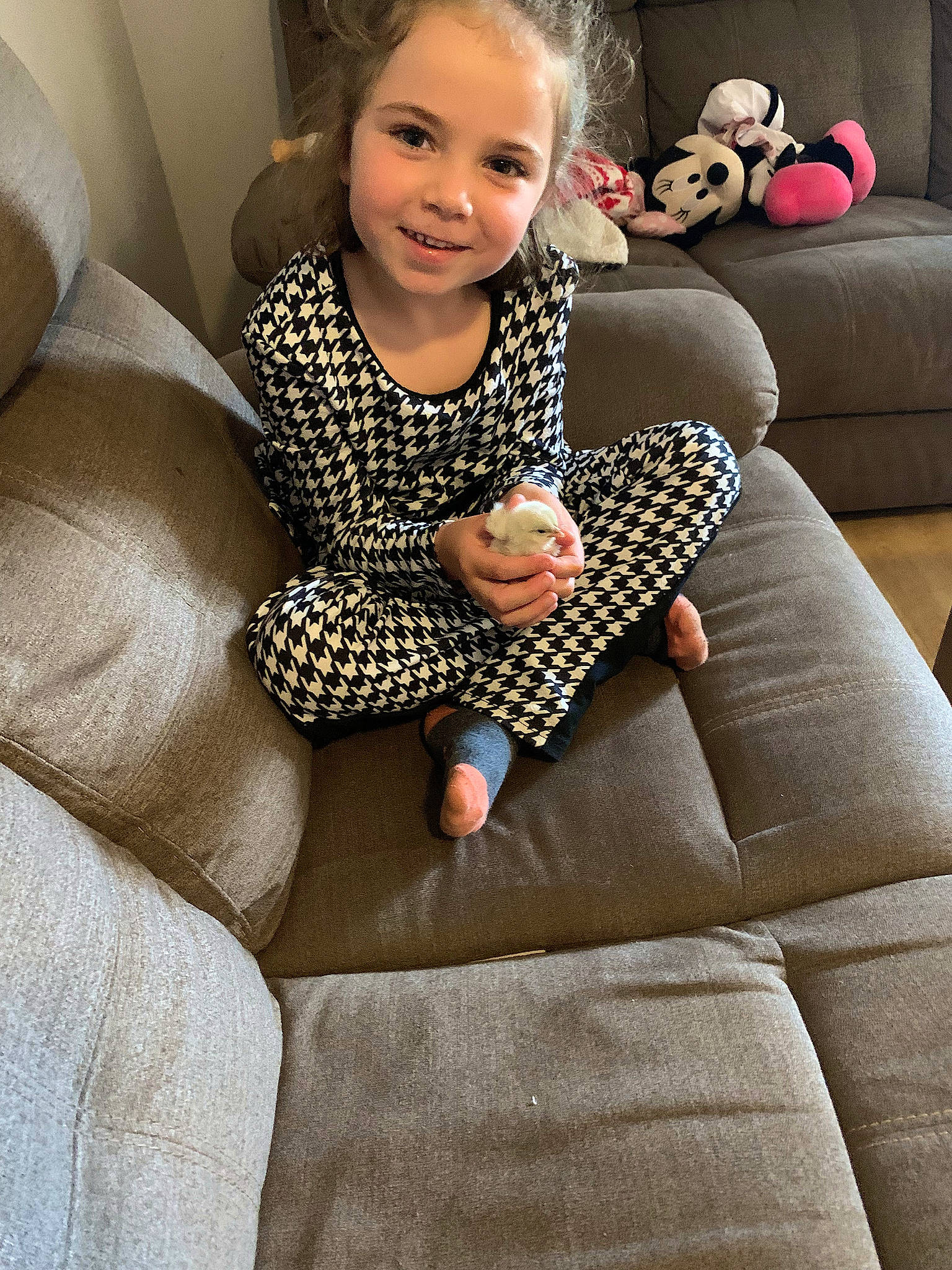 Némésis a rejoint le concours — aidez-le/la à gagner de superbes lots ! comfort, couch, dress, eye, eyewear, face, finger, flash_photography, flooring, furniture, hair, head, human_body, joy, knee, leg, lip, person, smile, studio_couch