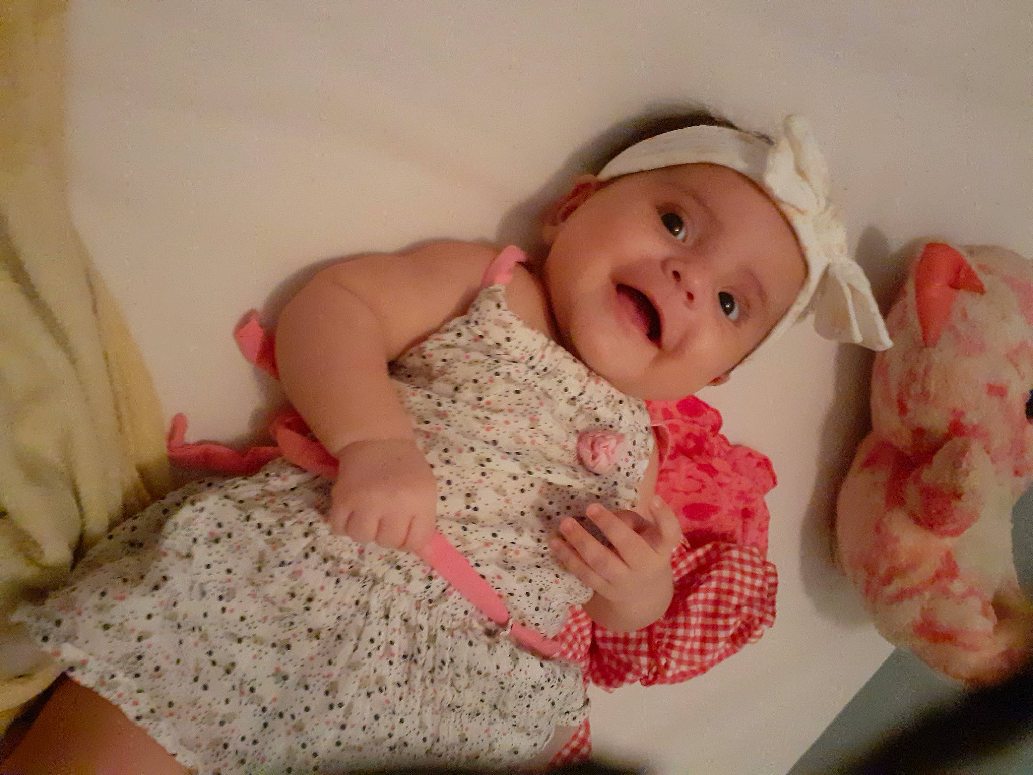 Lila a rejoint le concours — aidez-le/la à gagner de superbes lots ! baby, baby_toddler_clothing, cheek, child, comfort, dress, finger, happy, headgear, headwear, iris, linens, lip, pattern, person, pink, room, skin, sleeve, smile