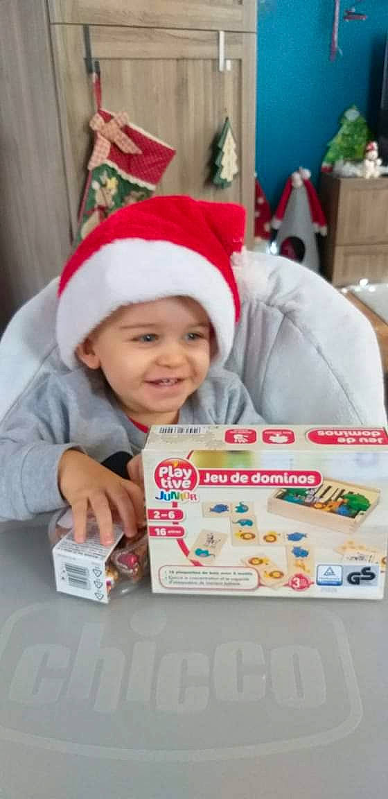 Olivier participe au concours pour gagner de l'argent avec cette photo : baby, baby_laughing, baby_products, baby_toddler_clothing, bonnet, cheek, child, christmas, christmas_decoration, christmas_eve, costume_accessory, costume_hat, facial_expression, fictional_character, headwear, holiday, joy, laugh, linens, nose