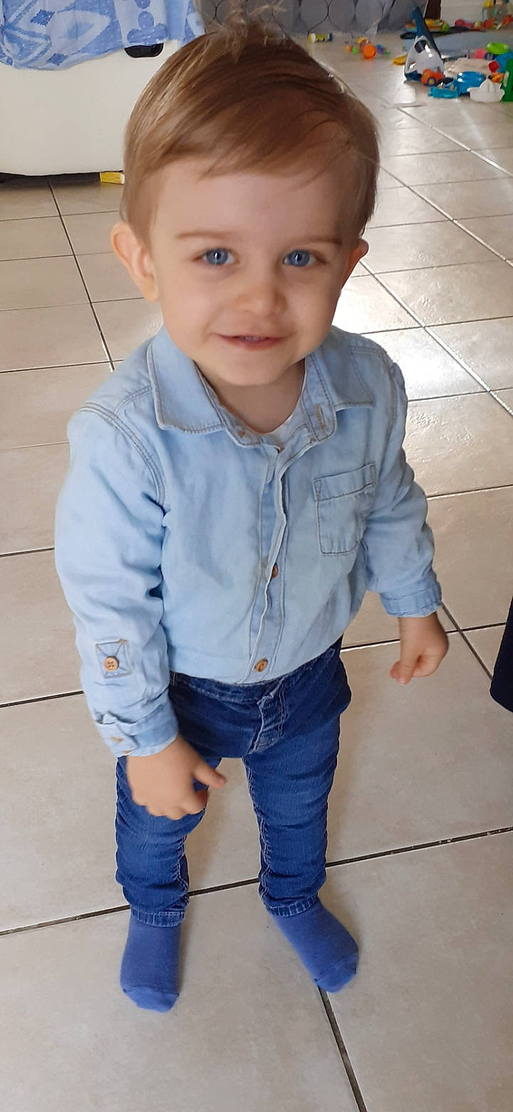 Olivier a rejoint le concours — aidez-le/la à gagner de superbes lots ! baby, baby_toddler_clothing, button, cheek, child, child_model, cool, denim, floor, jeans, joy, mouth, overall, person, pocket, sleeve, sock, standing, tile, toddler