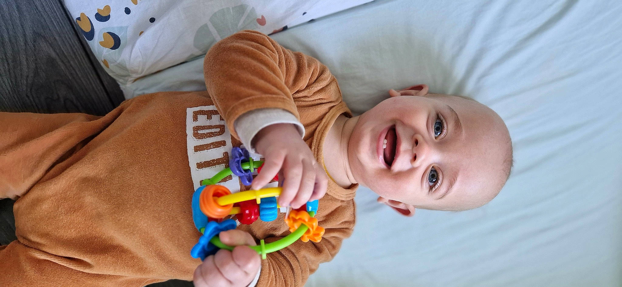 Dario participe au concours pour gagner de l'argent avec cette photo : baby, baby_laughing, baby_products, baby_toddler_clothing, cheek, child, comfort, fun, hand, happy, head, human_body, joy, mouth, nose, person, skin, smile, textile, toddler