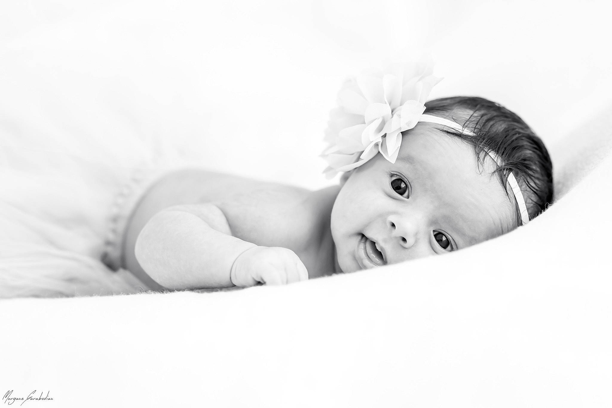 Alicia participe au concours pour gagner de l'argent avec cette photo : baby, beauty, black_and_white, child, eye, face, hair_accessory, head, monochrome, monochrome_photography, person, photo_shoot, photograph, photography, portrait, portrait_photography, skin, smile, stock_photography, toddler