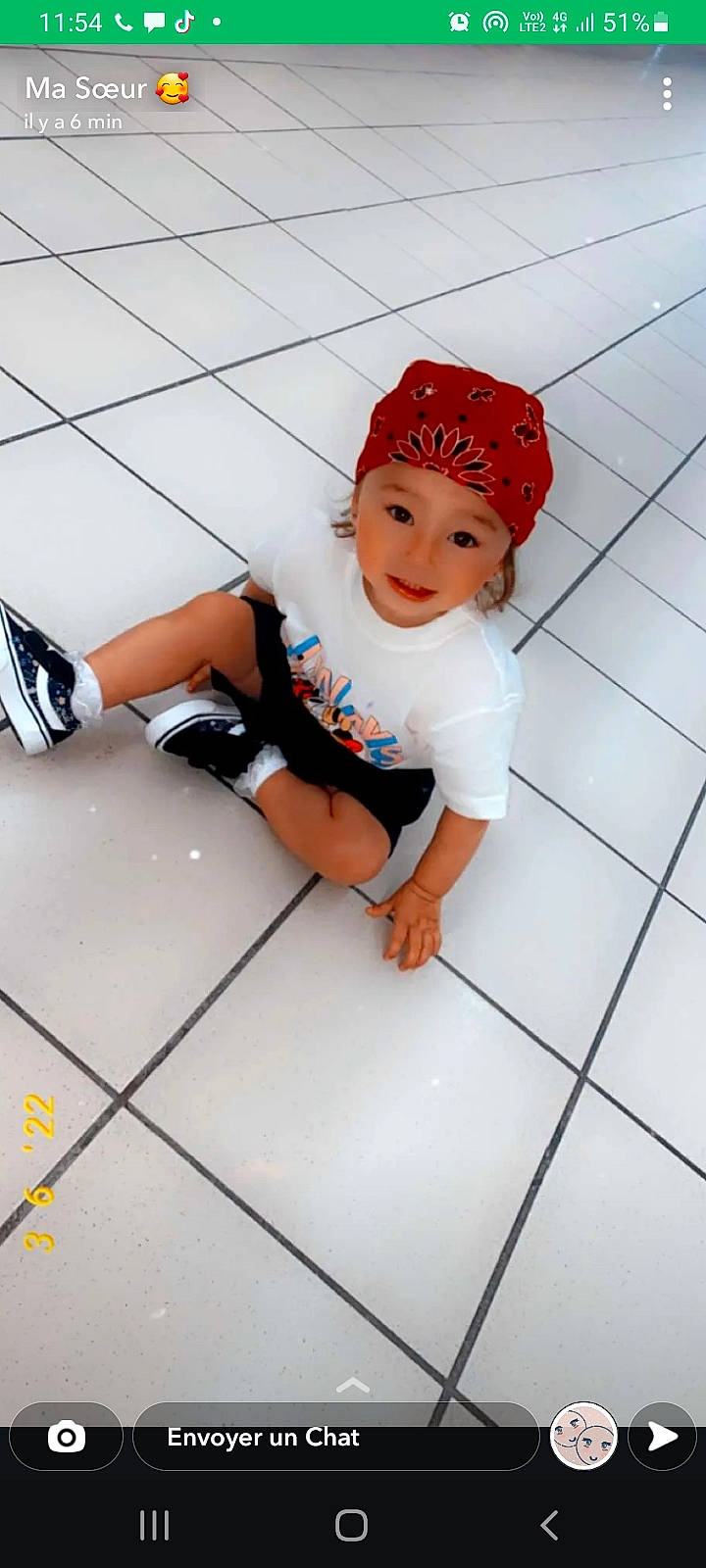 Kahina a rejoint le concours — aidez-le/la à gagner de superbes lots ! arm, baby, baby_toddler_clothing, cap, carmine, child, floor, flooring, foot, fun, headwear, human_leg, joint, joy, knee, leisure, pattern, person, sandal, sitting