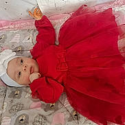 Ayla participe au concours pour gagner de l'argent avec cette photo : baby, infant, red_dress, headband, white_bow, blanket, bear_pattern, pink, gray, cute, lying_down, child, soft_toys, cozy, indoors, portrait, adorable, small_hand, sleepwear, toddler