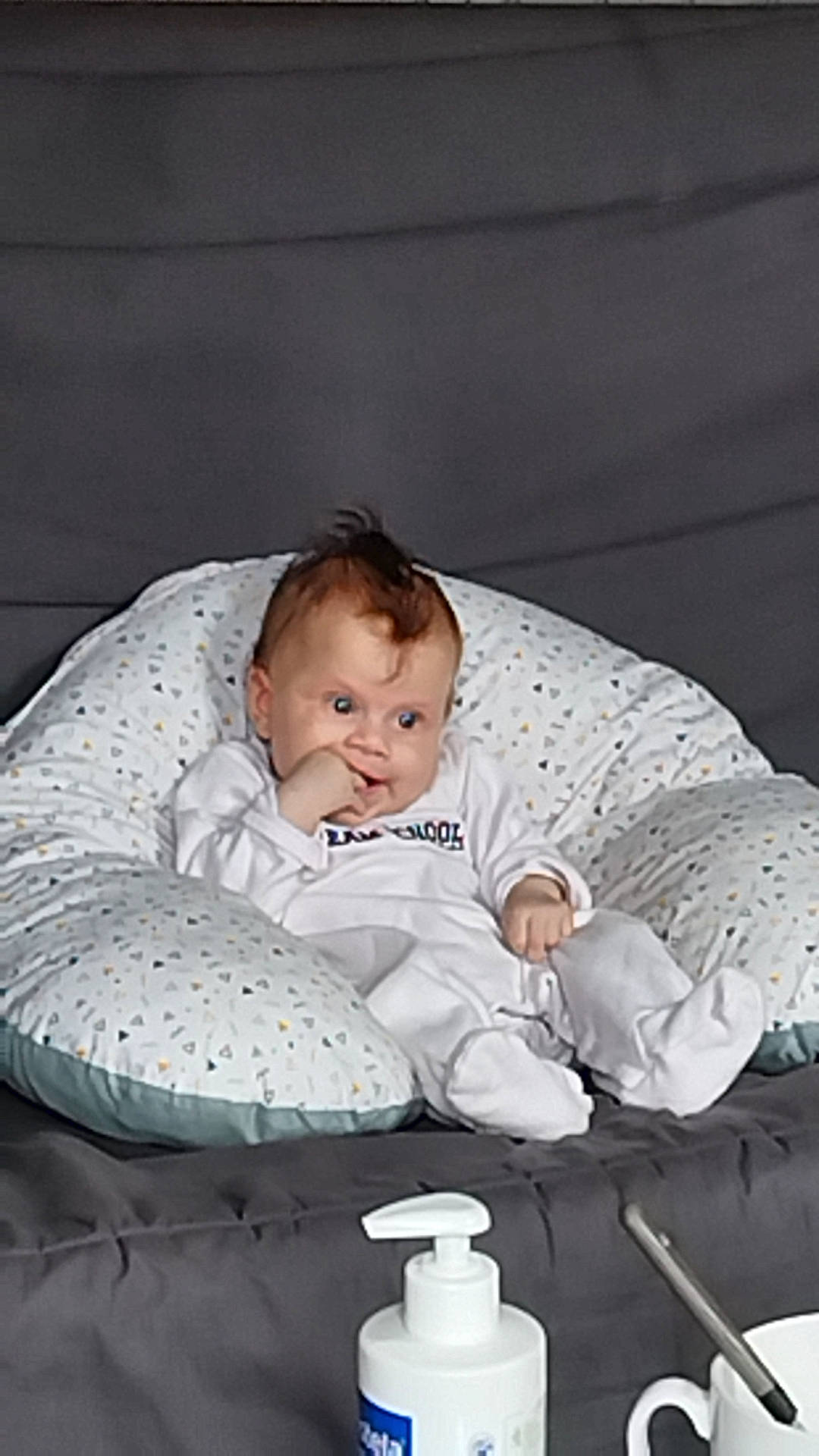 Kaïla a rejoint le concours — aidez-le/la à gagner de superbes lots ! baby, baby_carriage, baby_products, baby_toddler_clothing, cheek, child, comfort, cup, drinkware, happy, linens, monochrome, monochrome_photography, person, portrait_photography, room, serveware, sitting, skin, sleep