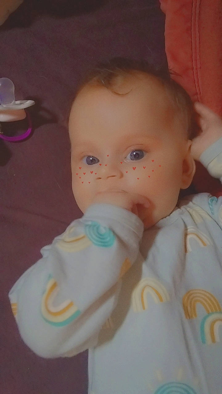 Kaïla participe au concours pour gagner de l'argent avec cette photo : baby, baby_toddler_clothing, cheek, chin, drinkware, eye, eyebrow, eyelash, face, fedora, hairstyle, head, iris, lip, mouth, nose, person, pink, plastic_bottle, skin