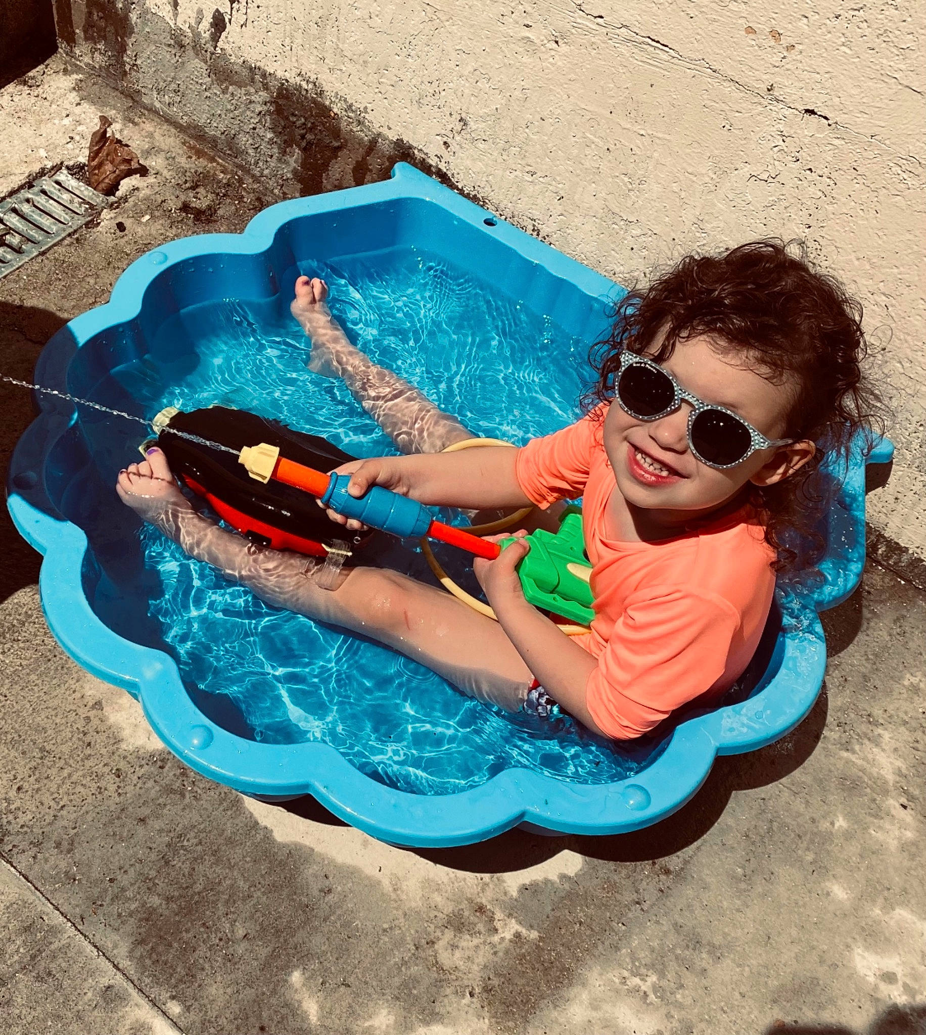 Maëlyce a rejoint le concours — aidez-le/la à gagner de superbes lots ! automotive_exterior, baby_float, boats_and_boating_equipment_and_supplies, bumper, child, electric_blue, fun, goggles, happy, leisure, person, personal_protective_equipment, play, recreation, smile, sunglasses, swimming_pool, toddler, vision_care, water