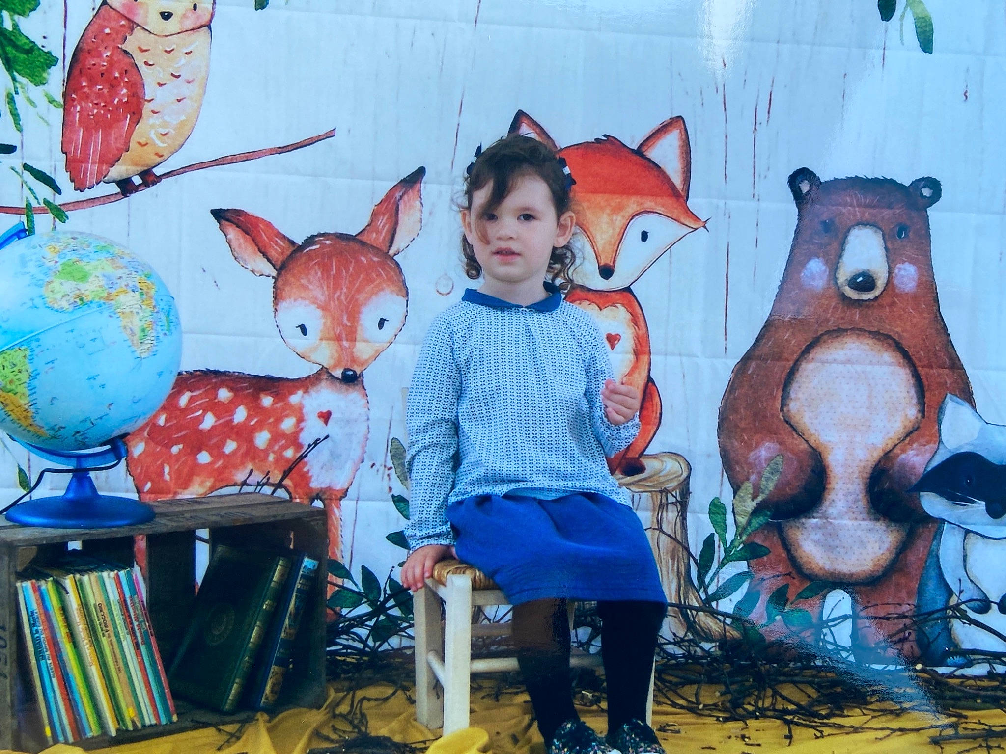 Maëlyce participe au concours pour gagner de l'argent avec cette photo : art, artist, azure, blue, event, fawn, fun, hat, illustration, leisure, mural, paint, painting, person, picture_frame, rabbit, red, textile, vertebrate, visual_arts