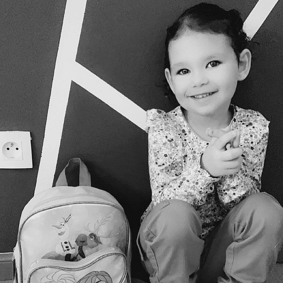 Maëlyce a rejoint le concours — aidez-le/la à gagner de superbes lots ! bag, black, black_and_white, cool, flash_photography, fun, hairstyle, happy, human, joy, luggage_and_bags, monochrome, monochrome_photography, person, sleeve, smile, snapshot, standing, style, t_shirt