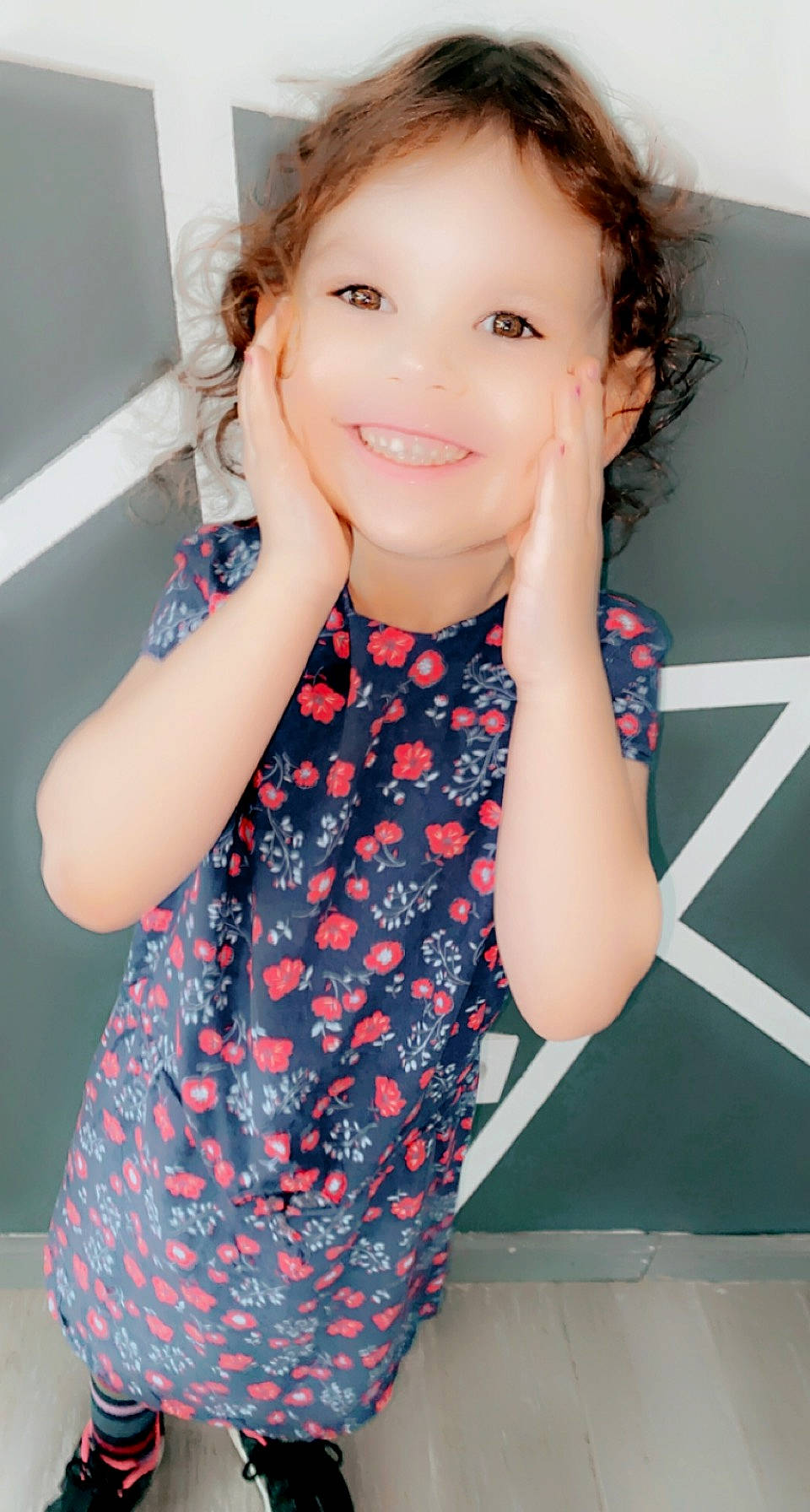 Maëlyce participe au concours pour gagner de l'argent avec cette photo : arm, chin, clothing, eye, eyelash, facial_expression, gesture, hair, hairstyle, hand, happy, joint, joy, lip, neck, person, shoulder, skin, sleeve, smile