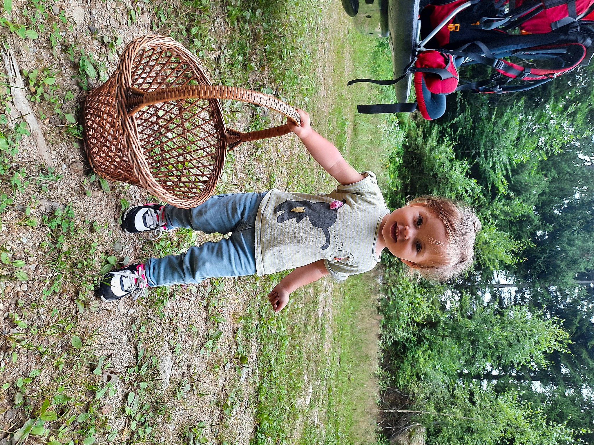 Mia participe au concours pour gagner de l'argent avec cette photo : bicycle_frame, bicycle_handlebar, bicycle_helmet, bicycles_equipment_and_supplies, child, footwear, fun, grass, green, happy, leisure, light, people_in_nature, person, plant, recreation, shoe, smile, sneakers, tree