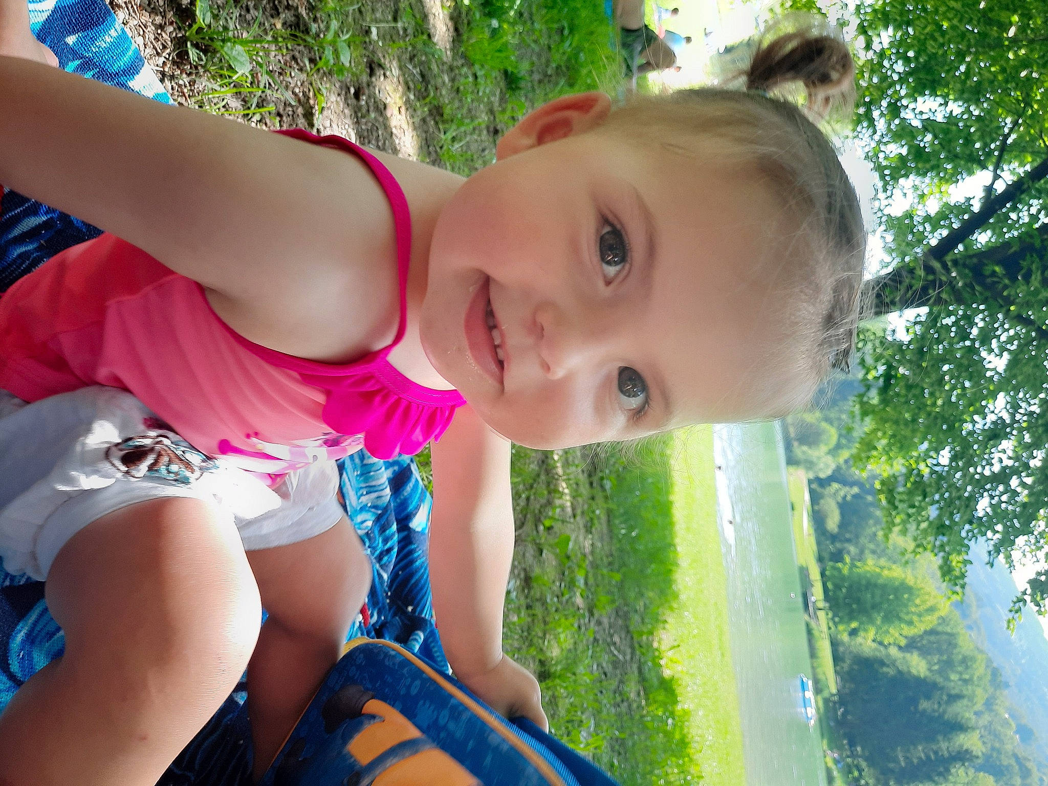 Mia participe au concours pour gagner de l'argent avec cette photo : blue, facial_expression, fun, grass, happy, human_body, joint, joy, leaf, leisure, mouth, nature, organ, people_in_nature, person, plant, shoulder, skin, smile, sunlight