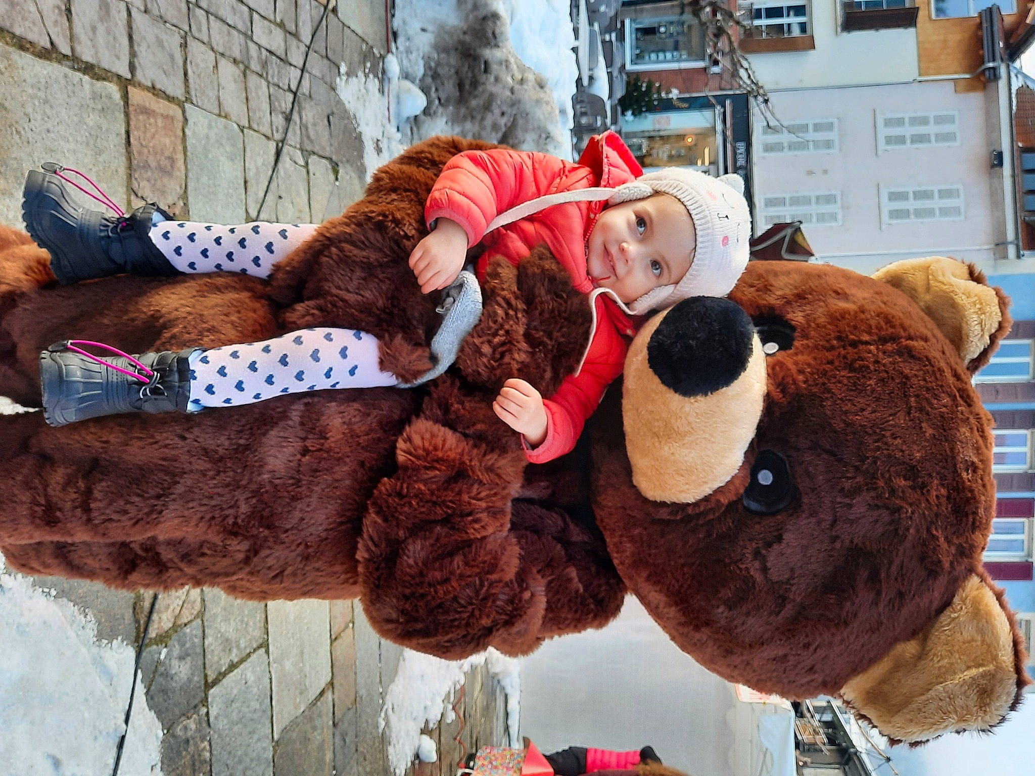 Mia participe au concours pour gagner de l'argent avec cette photo : bear, cap, event, fun, fur, hat, headgear, headwear, interaction, joy, mammal, natural_material, person, plush, recreation, smile, stuffed_toy, sunglasses, teddy_bear, textile