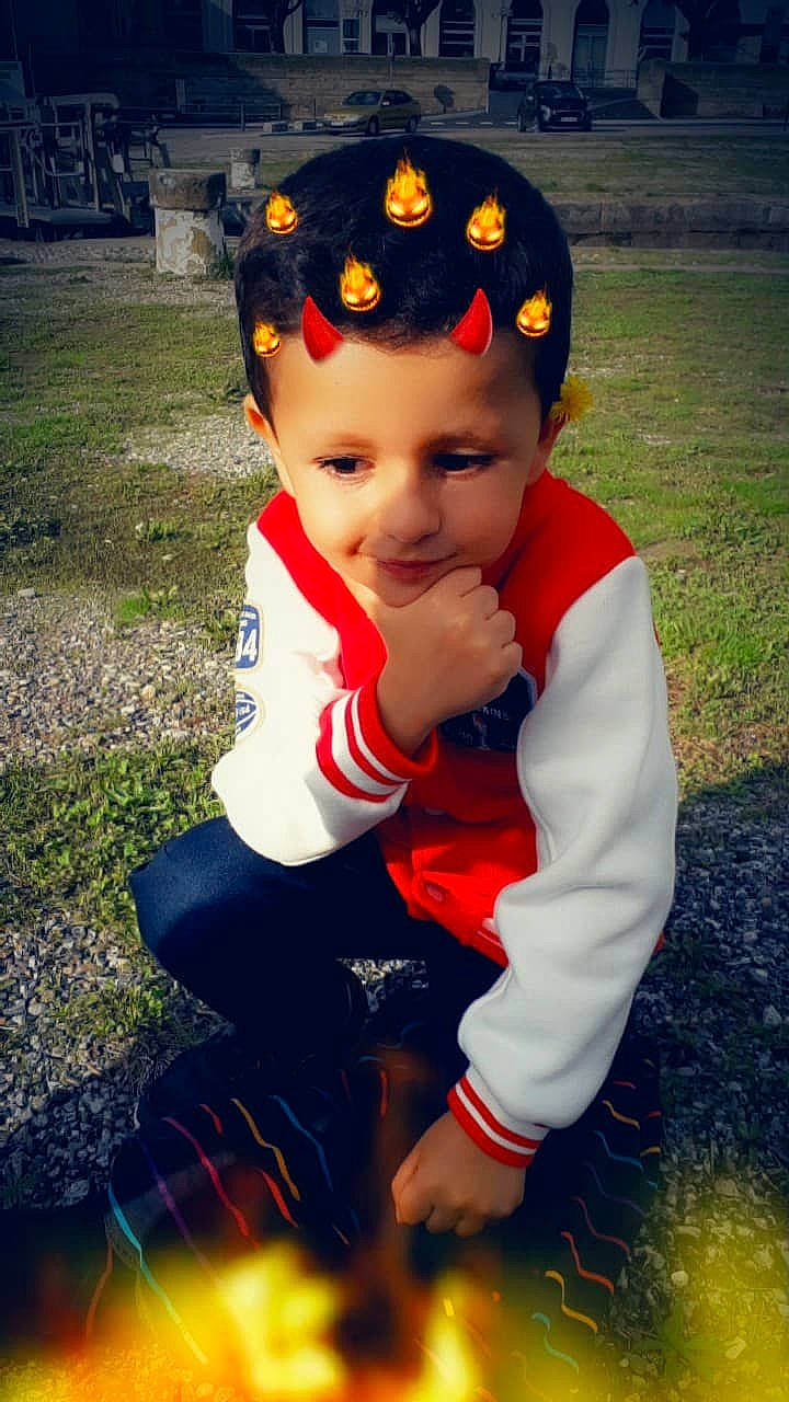 Brayan a rejoint le concours — aidez-le/la à gagner de superbes lots ! baby, baby_toddler_clothing, black_hair, cheek, child, fashion_accessory, grass, hair_accessory, headband, headgear, person, plant, smile, toddler