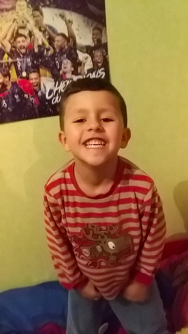 Brayan a rejoint le concours — aidez-le/la à gagner de superbes lots ! baby, blurred, cheek, child, chin, cool, eye, face, facial_expression, forehead, fun, happy, head, joy, laugh, leg, nose, people, person, skin