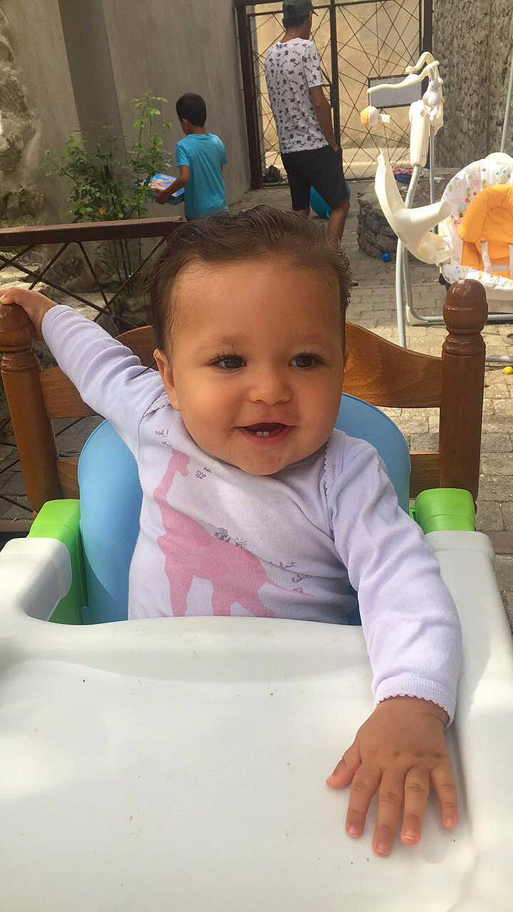 Nawel participe au concours pour gagner de l'argent avec cette photo : baby, child, finger, fun, person, play, skin, smile, toddler, vacation