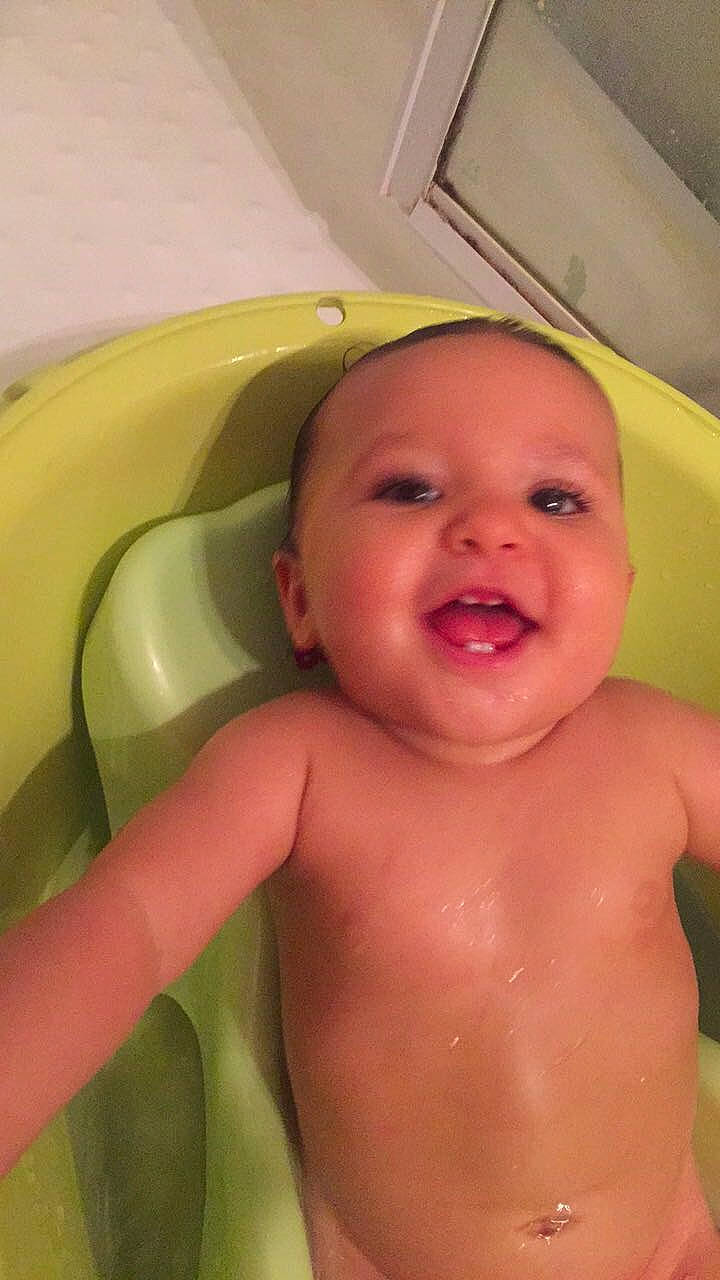 Nawel a rejoint le concours — aidez-le/la à gagner de superbes lots ! baby, baby_bathing, bathing, bathtub, cheek, child, eye, face, facial_expression, fun, mouth, person, skin, smile, toddler, washing