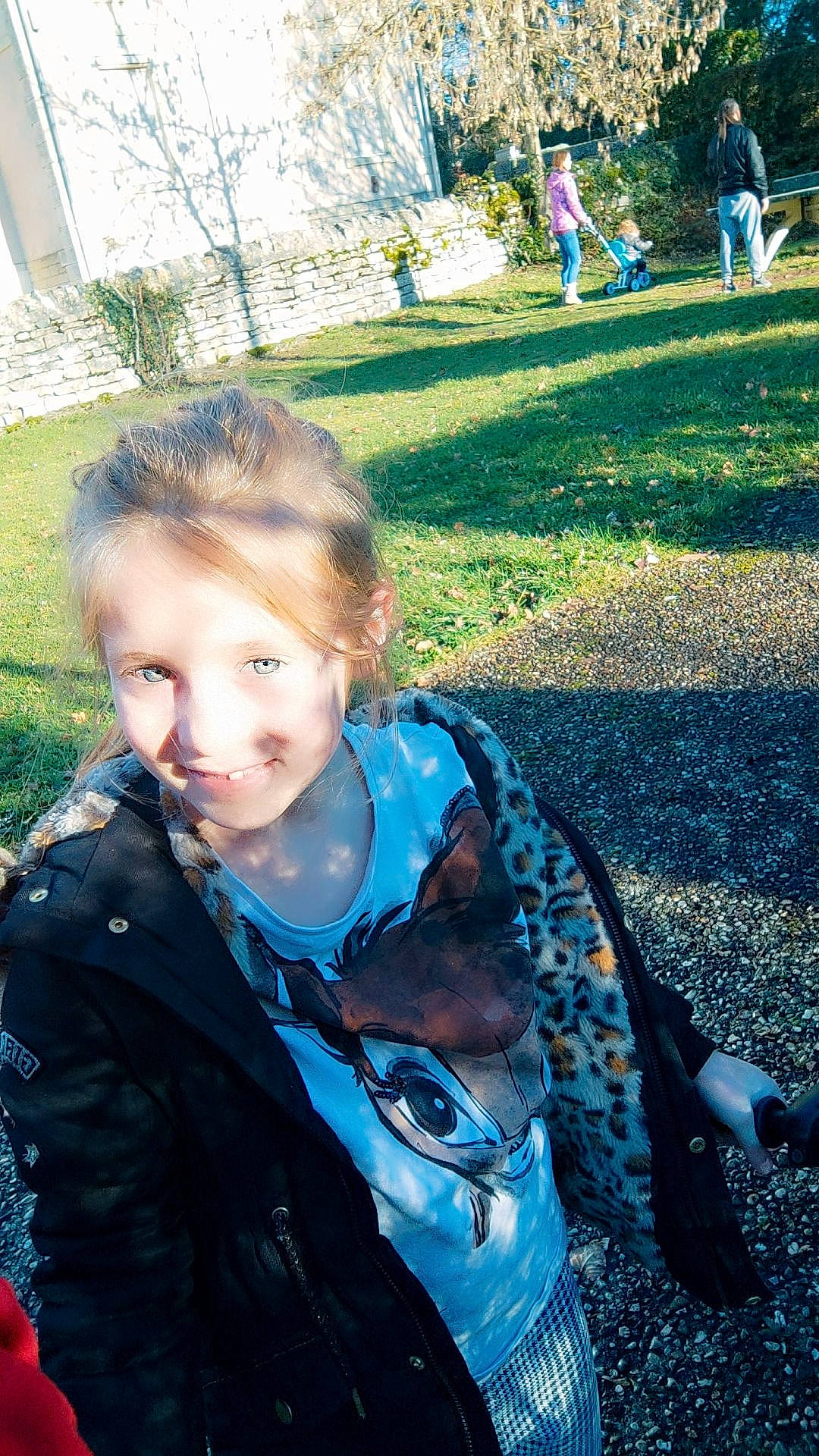 Djenny a rejoint le concours — aidez-le/la à gagner de superbes lots ! blue, botany, child, electric_blue, fashion_accessory, fun, grass, happy, leisure, pattern, people_in_nature, person, plant, portrait_photography, recreation, shadow, sitting, tints_and_shades, tree, vacation