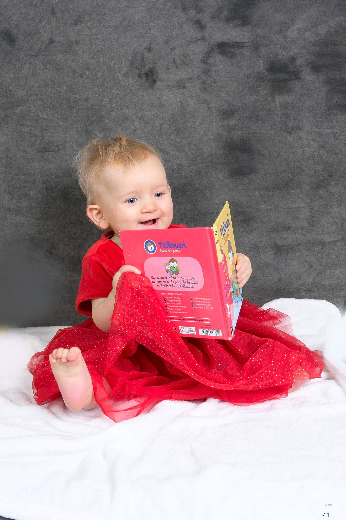 Léonie Olry a rejoint le concours — aidez-le/la à gagner de superbes lots ! baby, baby_toddler_clothing, book, carmine, child, comfort, fun, happy, lap, leisure, linens, magenta, person, pink, reading, room, sitting, sleeve, t_shirt, toddler