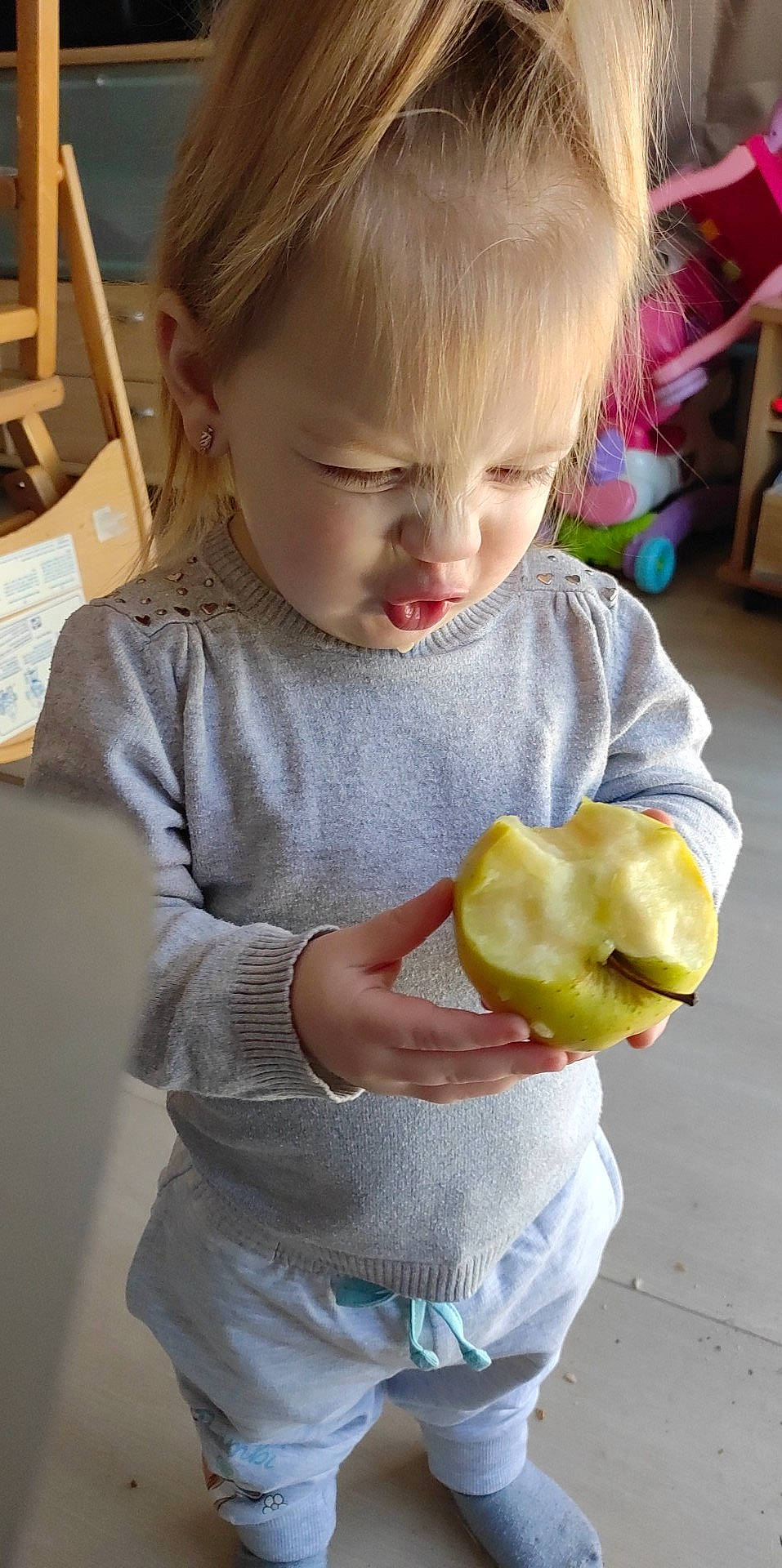 Bethany participe au concours pour gagner de l'argent avec cette photo : apple, arm, baby, baby_toddler_clothing, cheek, child, finger, food, fruit, gesture, hairstyle, hand, natural_foods, nose, person, plant, skin, sleeve, staple_food, thumb